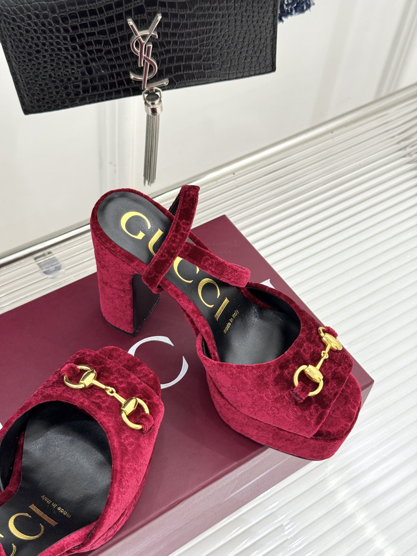 Gucci/古驰经典马衔扣尖头丝绒方头防水台高跟凉鞋当经典马衔扣邂逅丝绒肌理这款凉鞋便成了优雅与个性的代