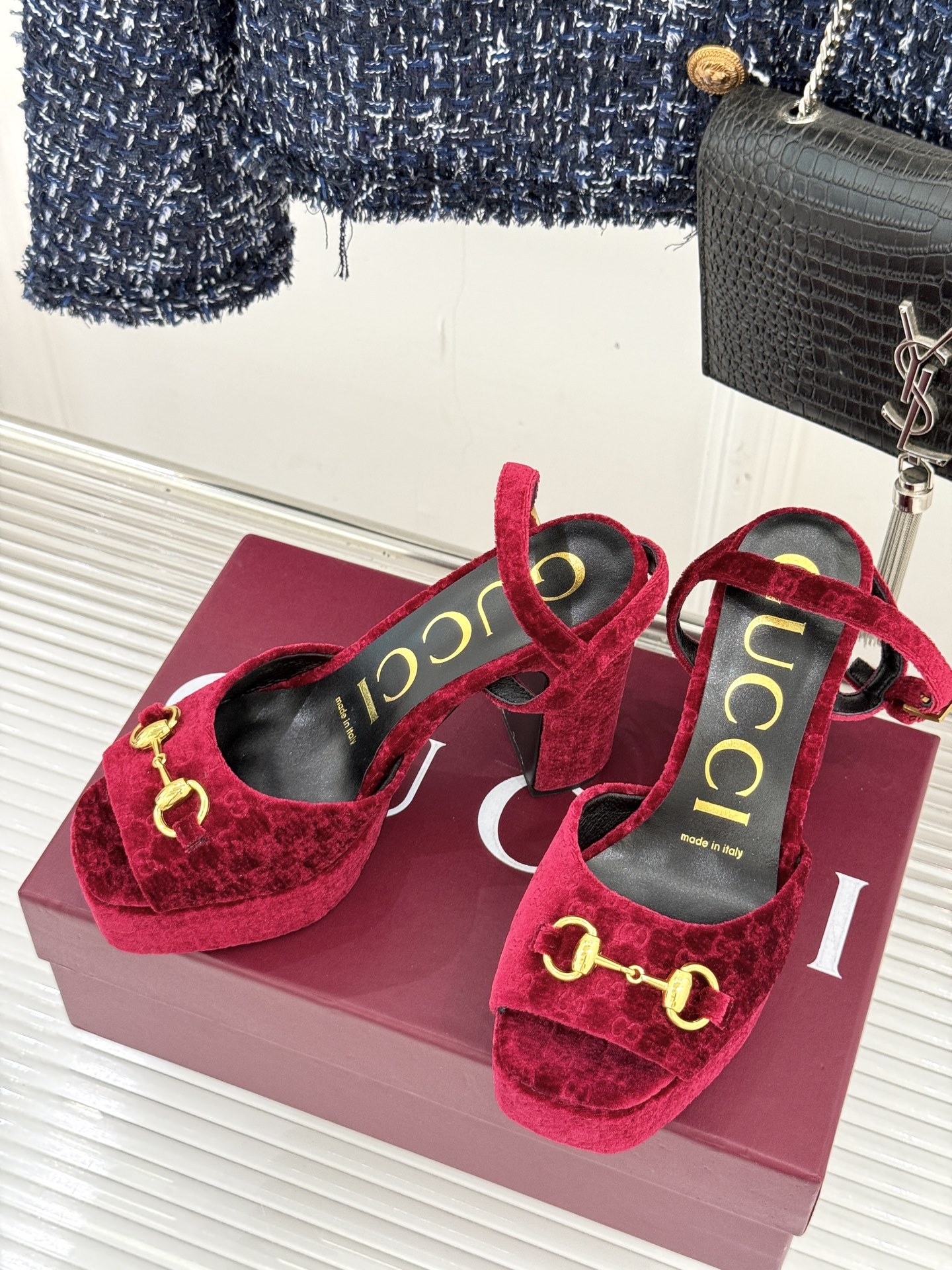 Gucci/古驰经典马衔扣尖头丝绒方头防水台高跟凉鞋当经典马衔扣邂逅丝绒肌理这款凉鞋便成了优雅与个性的代