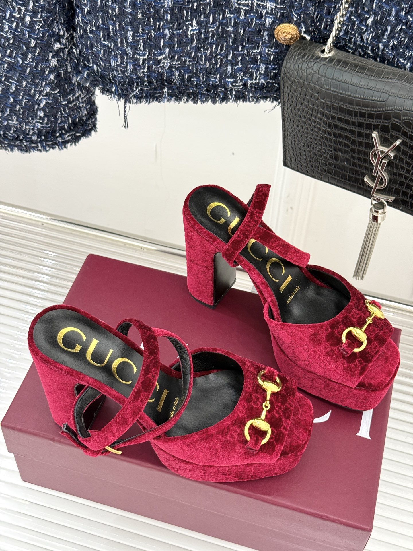 Gucci/古驰经典马衔扣尖头丝绒方头防水台高跟凉鞋当经典马衔扣邂逅丝绒肌理这款凉鞋便成了优雅与个性的代