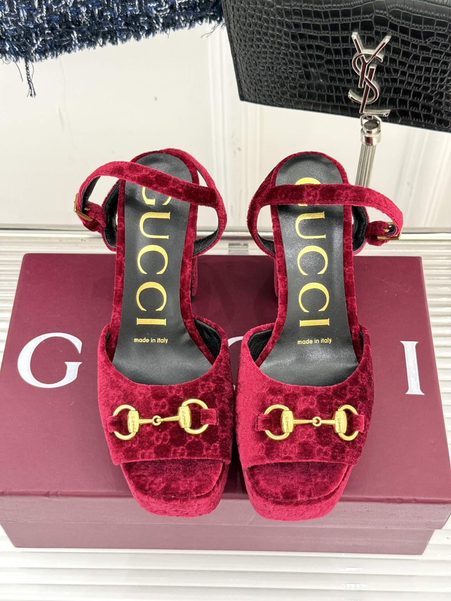 Gucci/古驰经典马衔扣尖头丝绒方头防水台高跟凉鞋当经典马衔扣邂逅丝绒肌理这款凉鞋便成了优雅与个性的代
