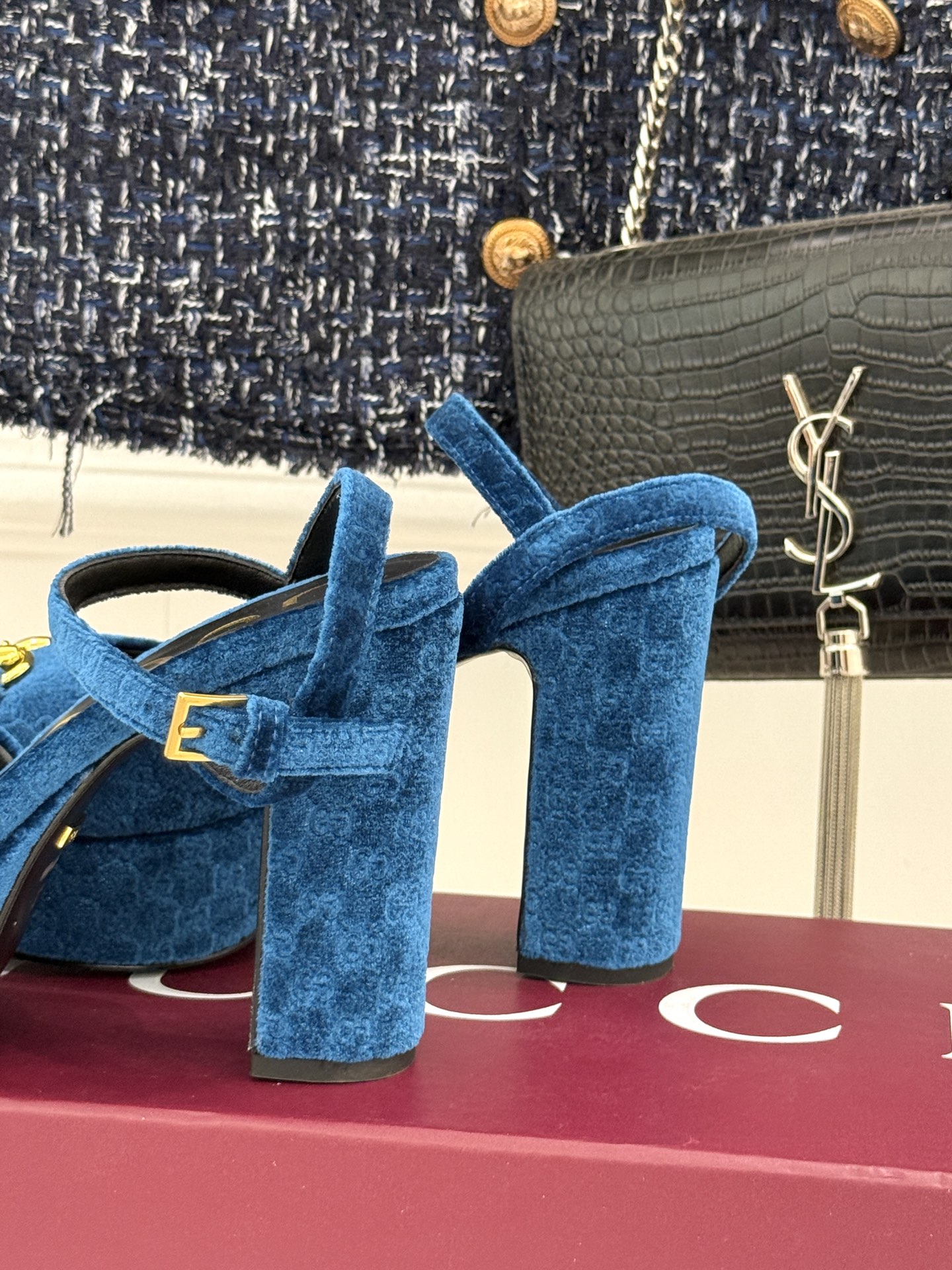 Gucci/古驰经典马衔扣尖头丝绒方头防水台高跟凉鞋当经典马衔扣邂逅丝绒肌理这款凉鞋便成了优雅与个性的代