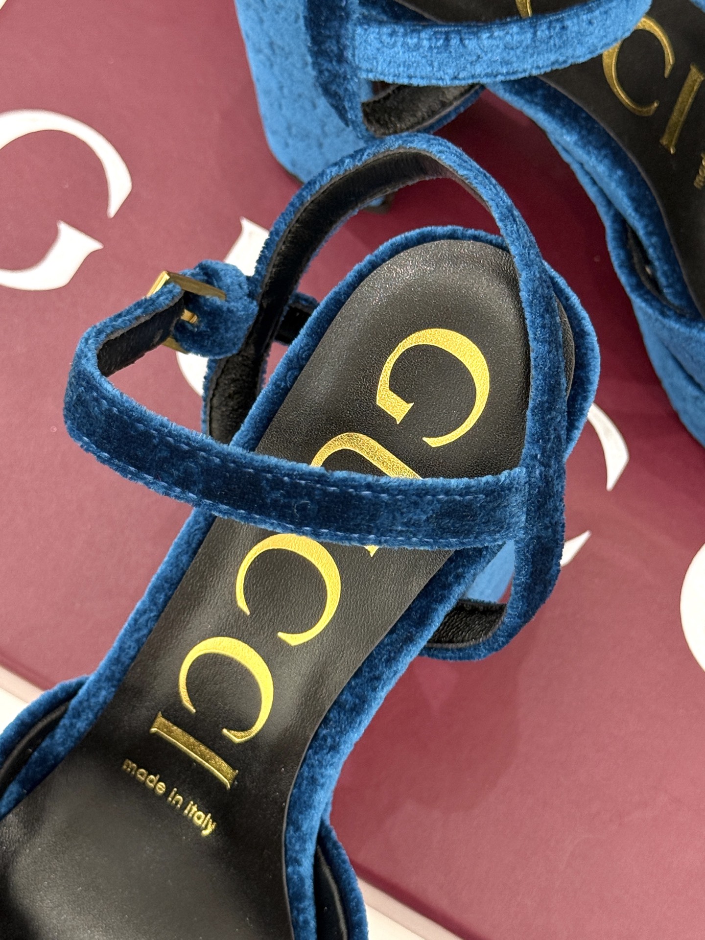 Gucci/古驰经典马衔扣尖头丝绒方头防水台高跟凉鞋当经典马衔扣邂逅丝绒肌理这款凉鞋便成了优雅与个性的代