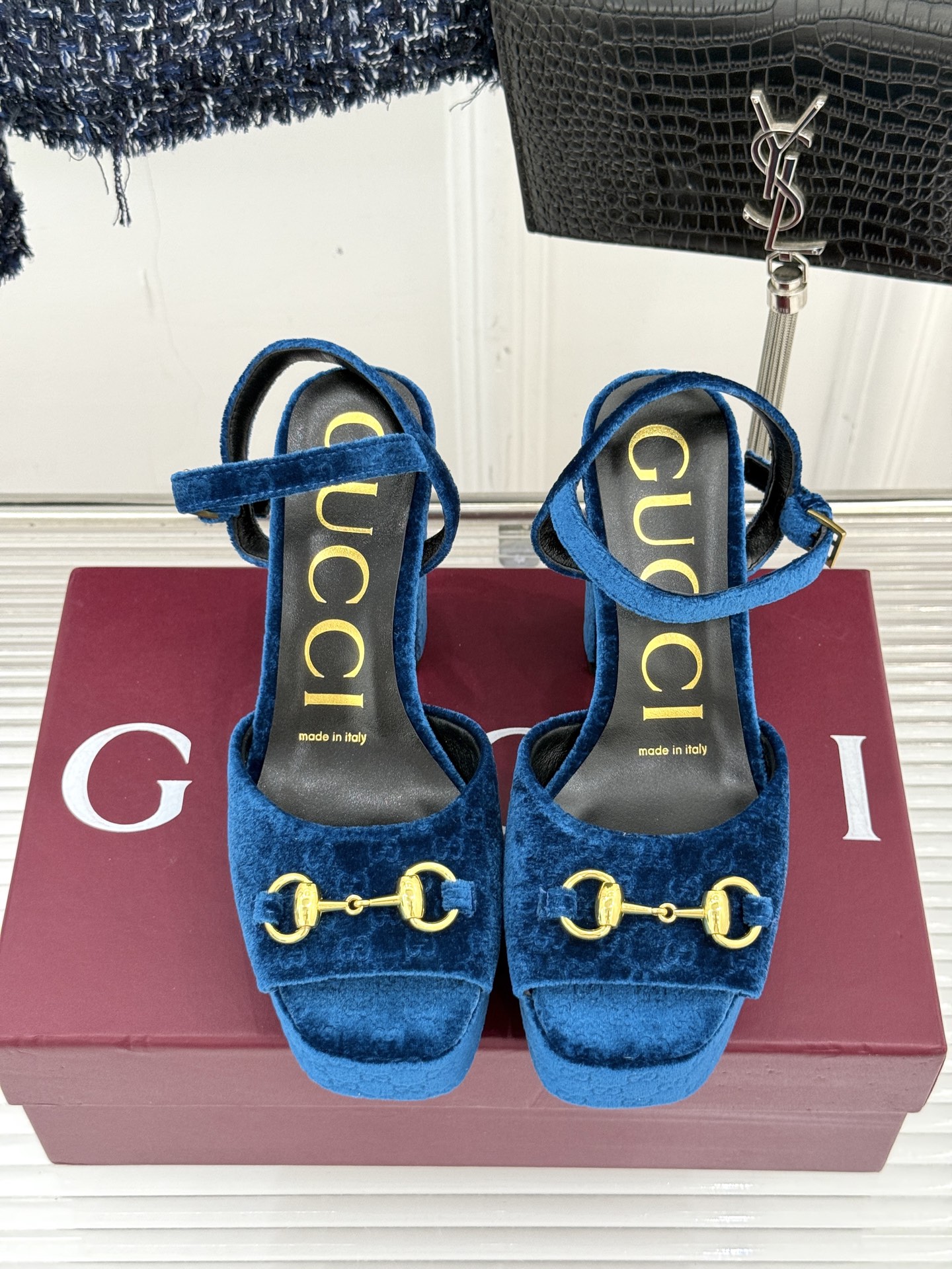 Gucci/古驰经典马衔扣尖头丝绒方头防水台高跟凉鞋当经典马衔扣邂逅丝绒肌理这款凉鞋便成了优雅与个性的代