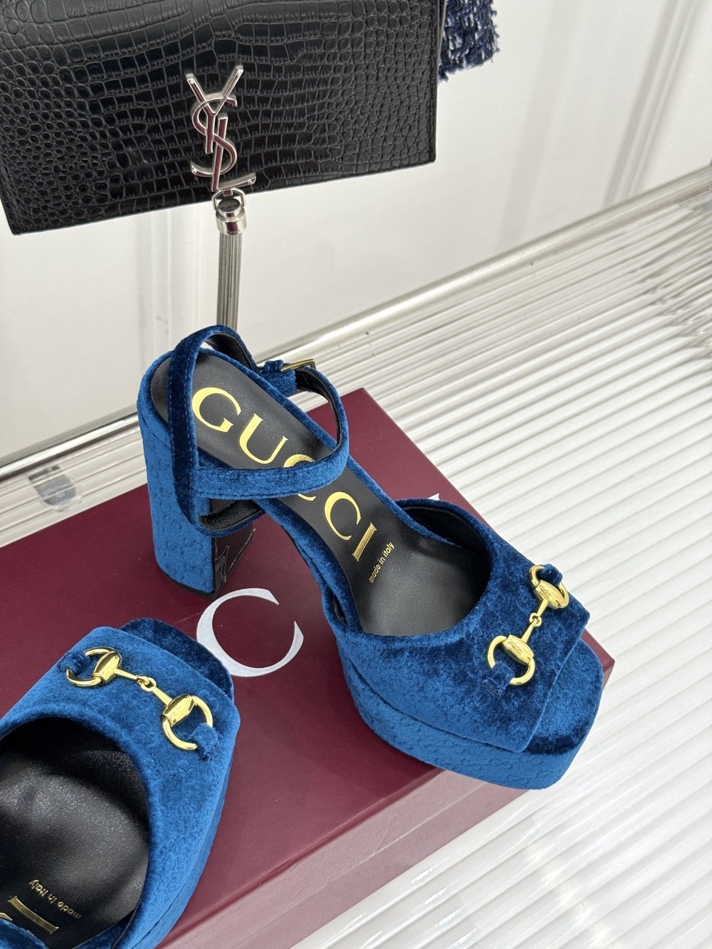 Gucci/古驰经典马衔扣尖头丝绒方头防水台高跟凉鞋当经典马衔扣邂逅丝绒肌理这款凉鞋便成了优雅与个性的代