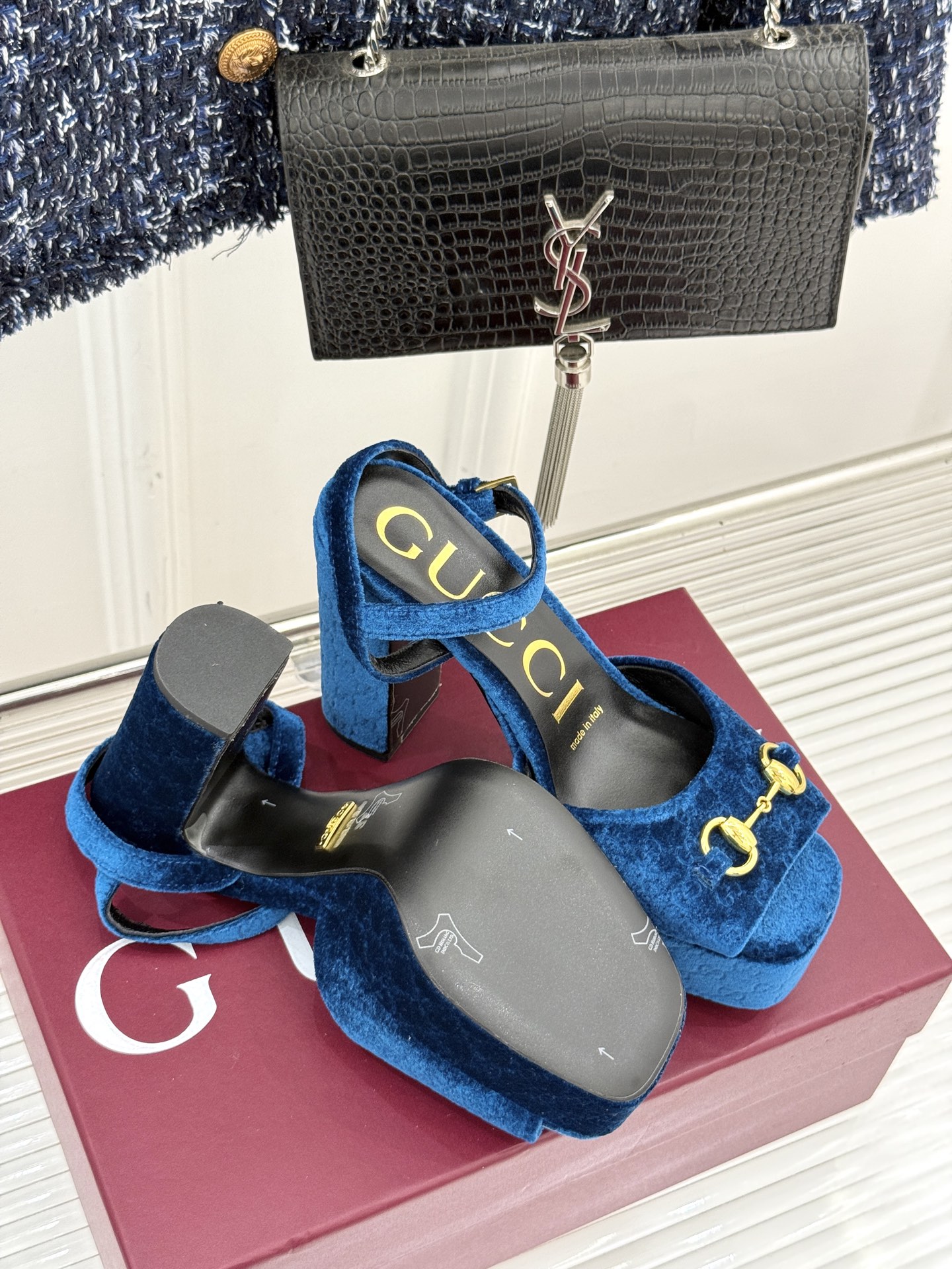 Gucci/古驰经典马衔扣尖头丝绒方头防水台高跟凉鞋当经典马衔扣邂逅丝绒肌理这款凉鞋便成了优雅与个性的代