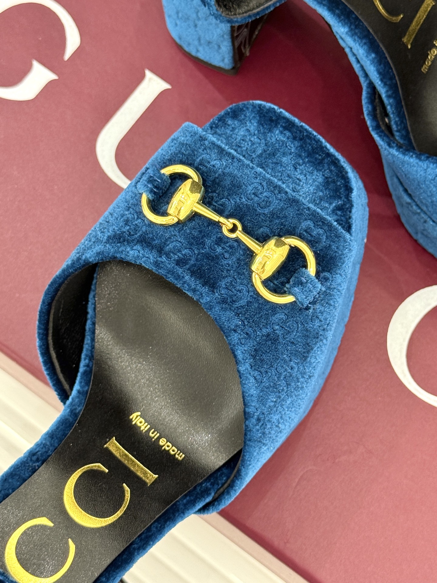 Gucci/古驰经典马衔扣尖头丝绒方头防水台高跟凉鞋当经典马衔扣邂逅丝绒肌理这款凉鞋便成了优雅与个性的代