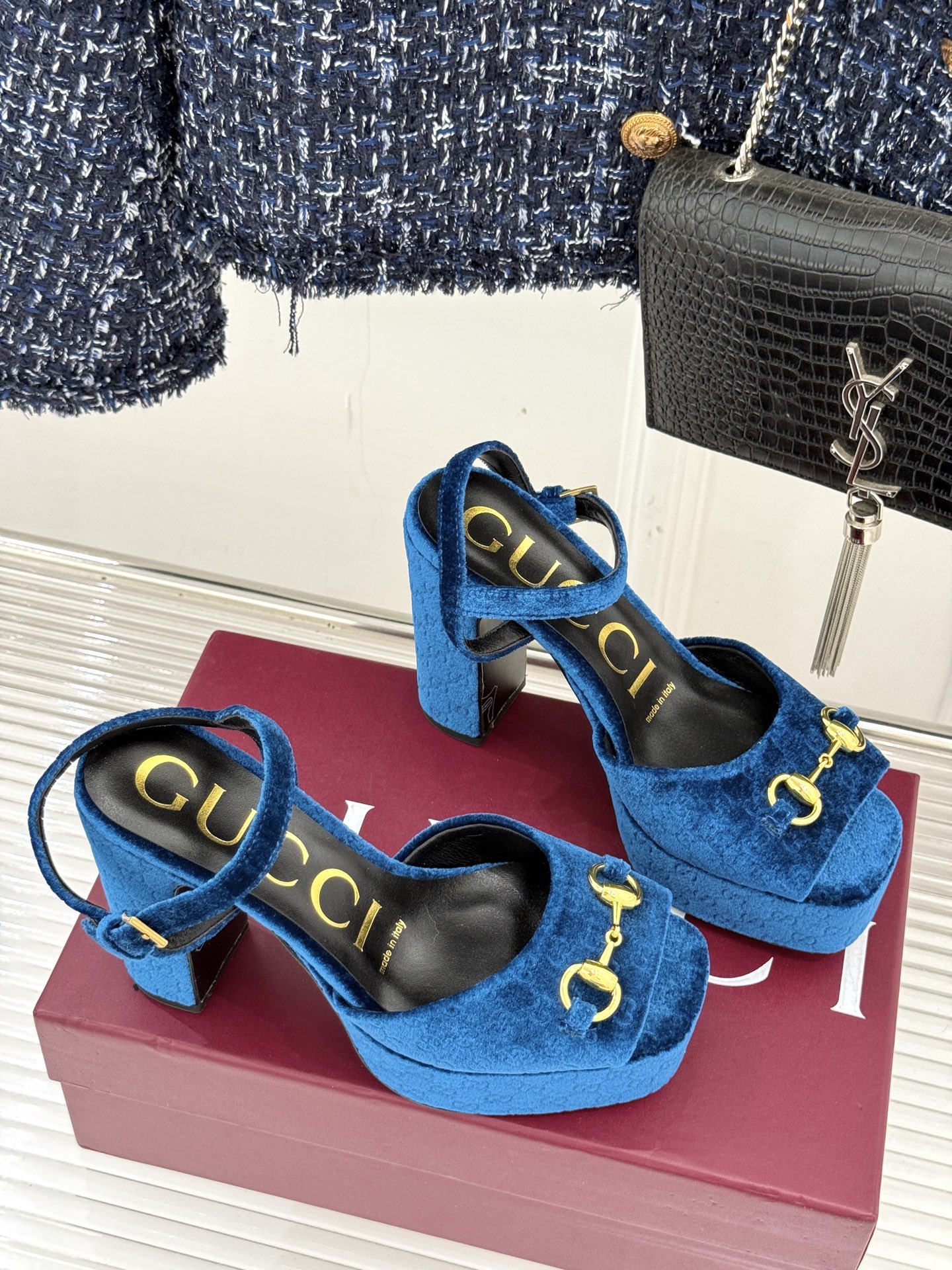 Gucci/古驰经典马衔扣尖头丝绒方头防水台高跟凉鞋当经典马衔扣邂逅丝绒肌理这款凉鞋便成了优雅与个性的代