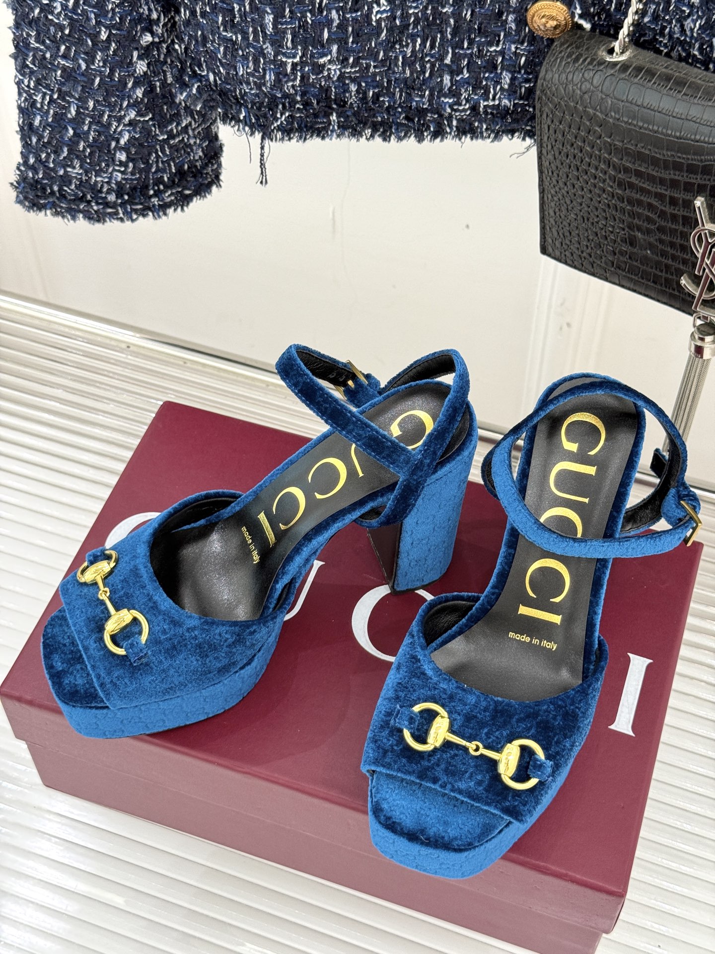 Gucci/古驰经典马衔扣尖头丝绒方头防水台高跟凉鞋当经典马衔扣邂逅丝绒肌理这款凉鞋便成了优雅与个性的代