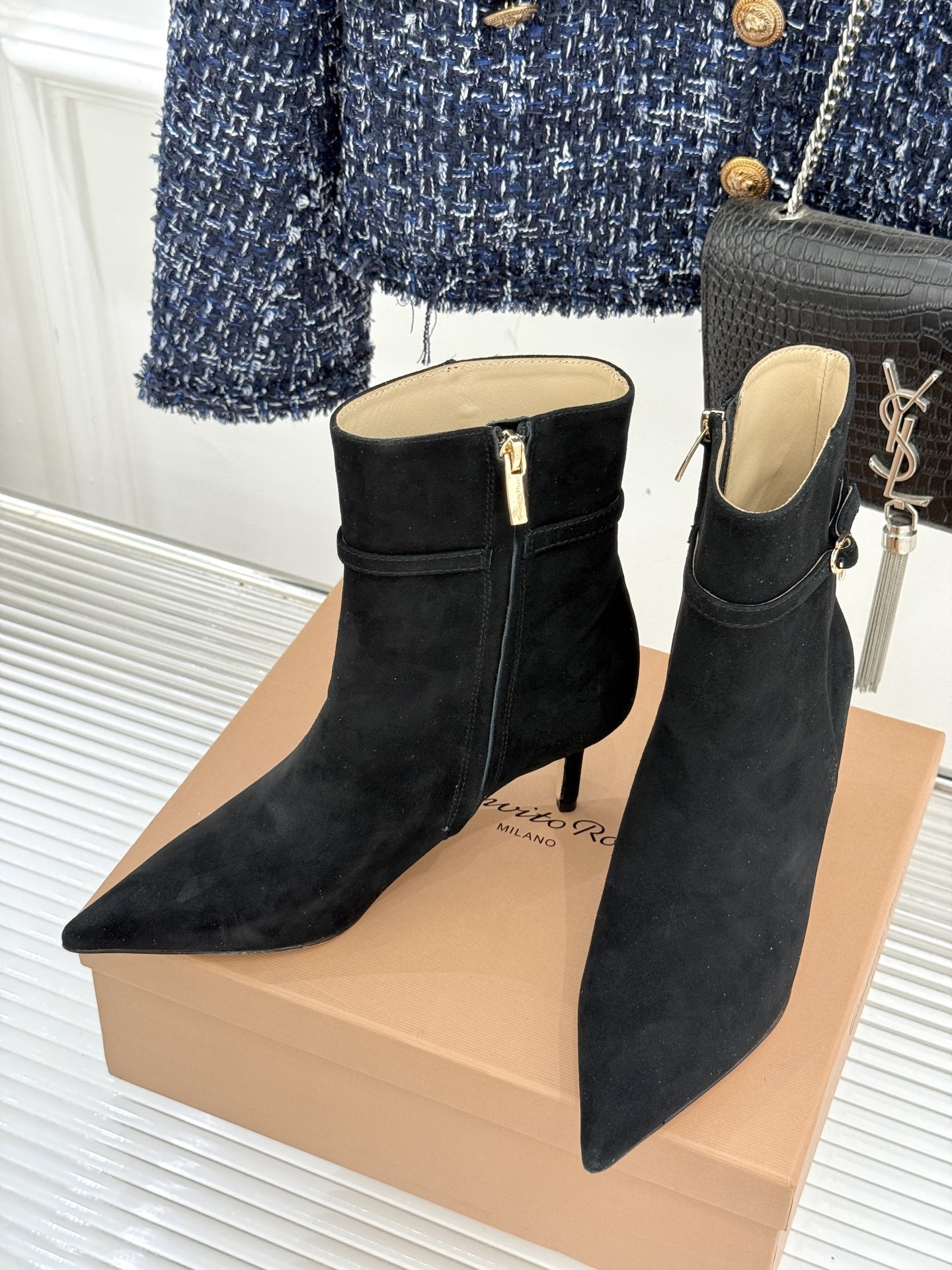 Gianvitorossi25WF秋冬新品侧拉链尖头高跟短靴当极简美学邂逅意式匠心这款短靴就此成为你鞋柜