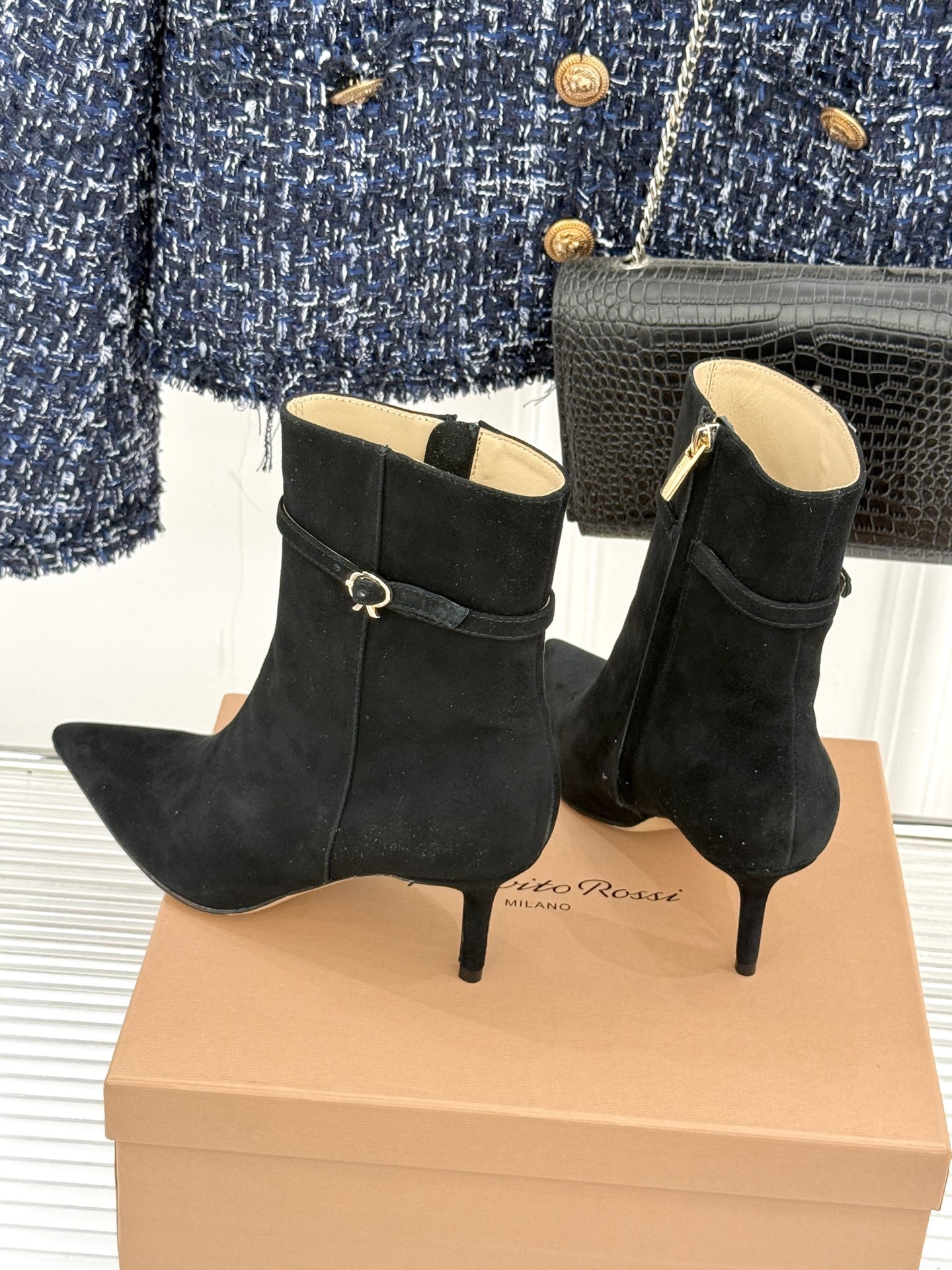 Gianvitorossi25WF秋冬新品侧拉链尖头高跟短靴当极简美学邂逅意式匠心这款短靴就此成为你鞋柜