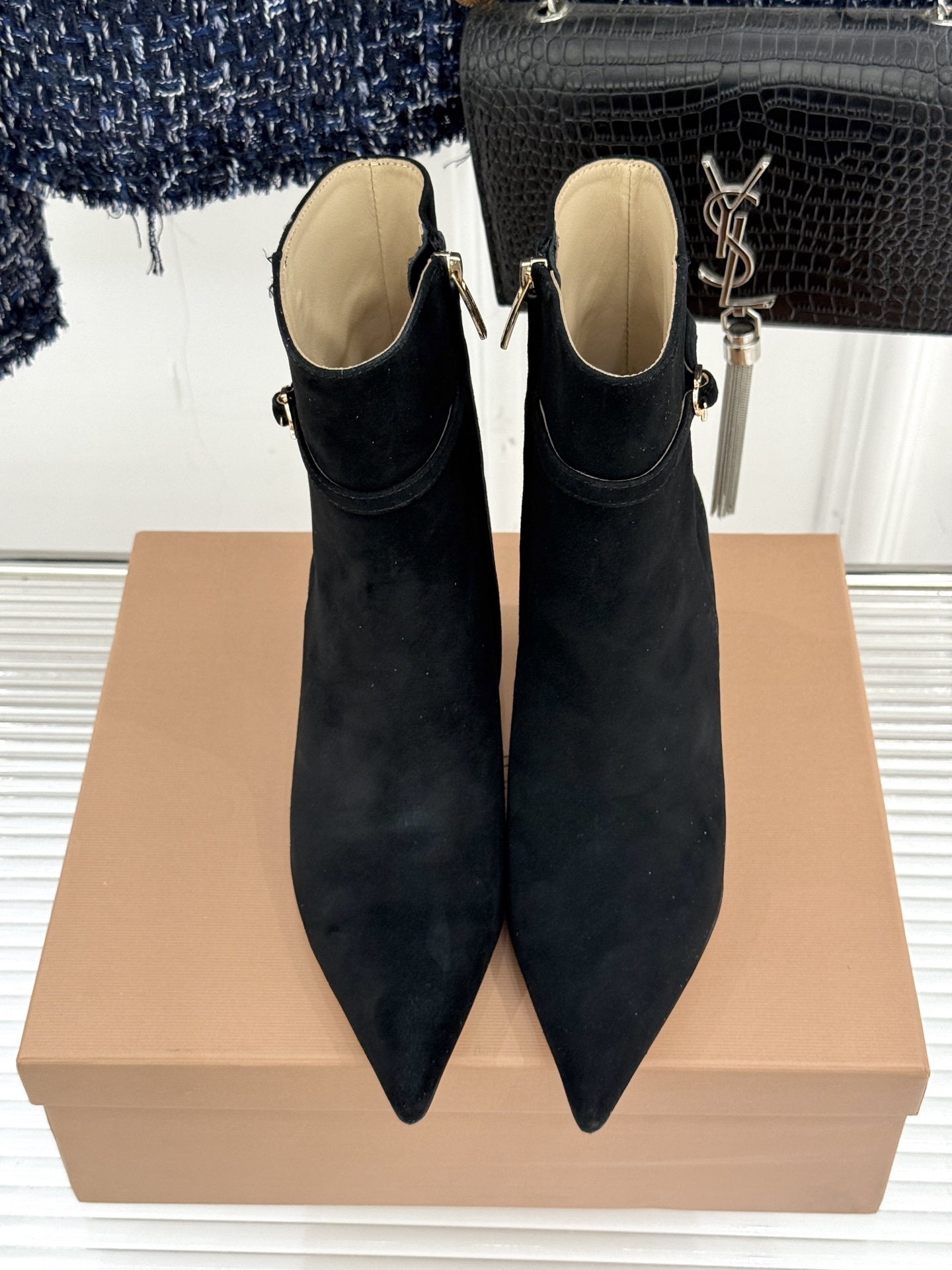 Gianvitorossi25WF秋冬新品侧拉链尖头高跟短靴当极简美学邂逅意式匠心这款短靴就此成为你鞋柜