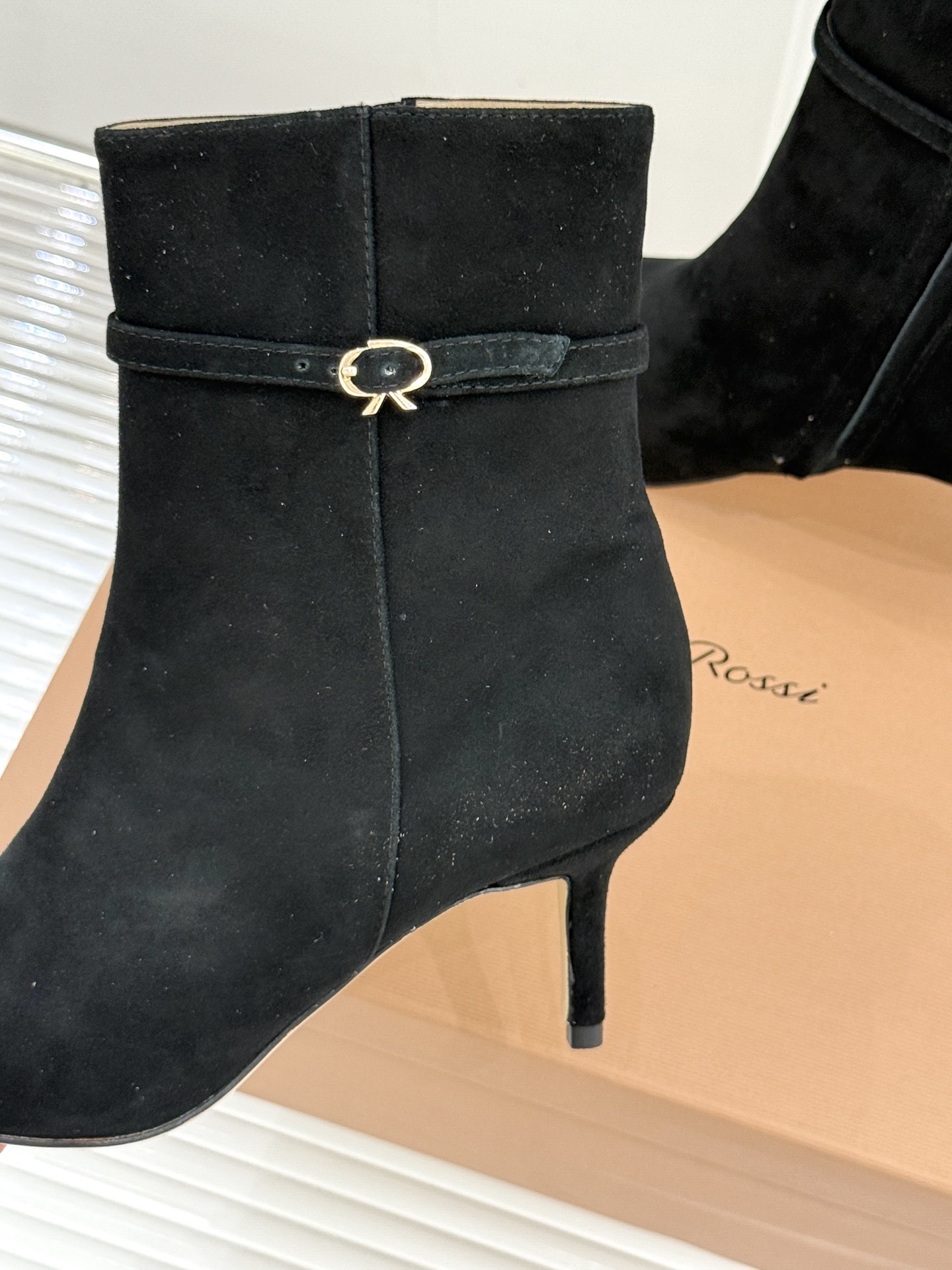 Gianvitorossi25WF秋冬新品侧拉链尖头高跟短靴当极简美学邂逅意式匠心这款短靴就此成为你鞋柜