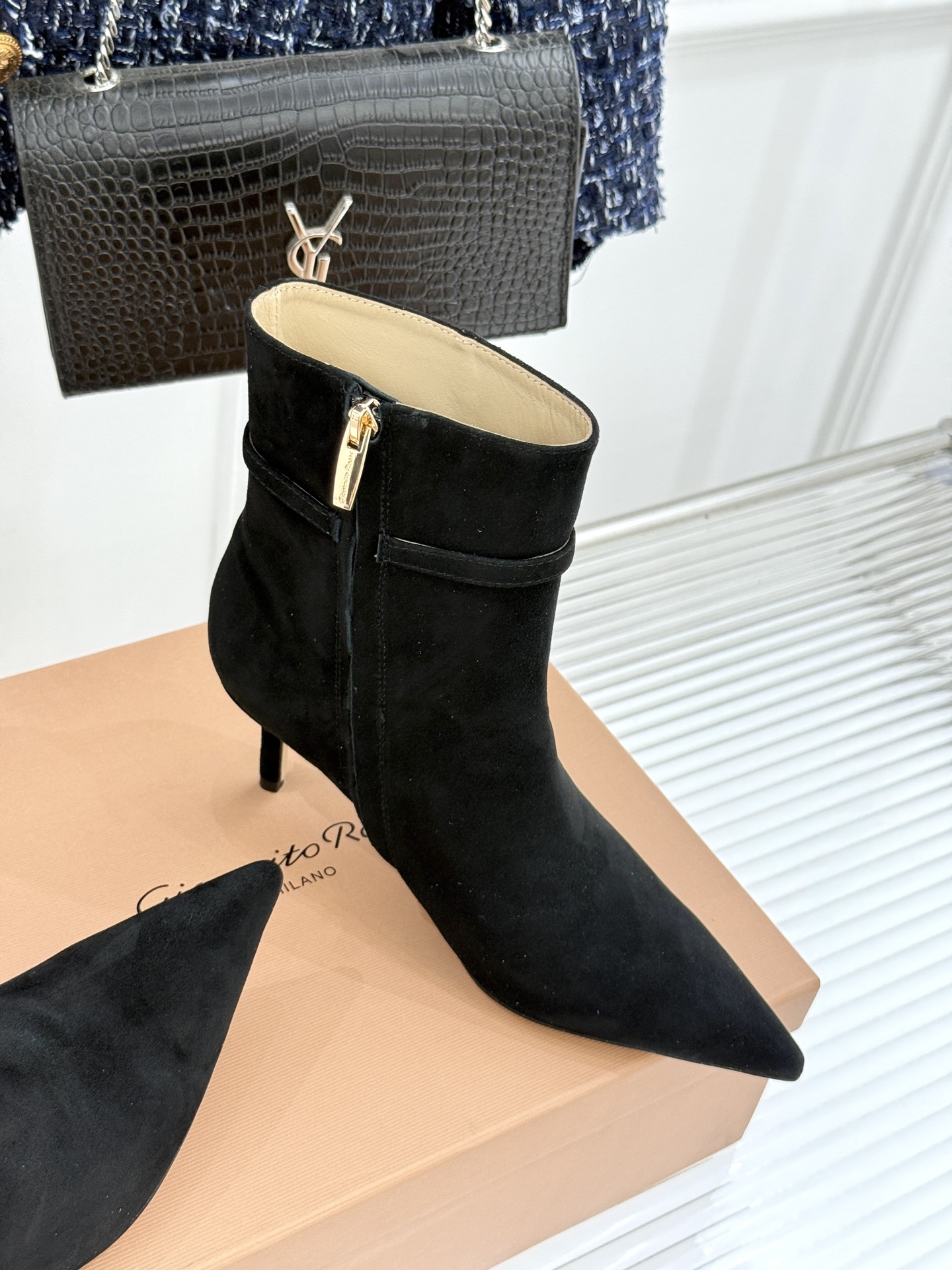Gianvitorossi25WF秋冬新品侧拉链尖头高跟短靴当极简美学邂逅意式匠心这款短靴就此成为你鞋柜