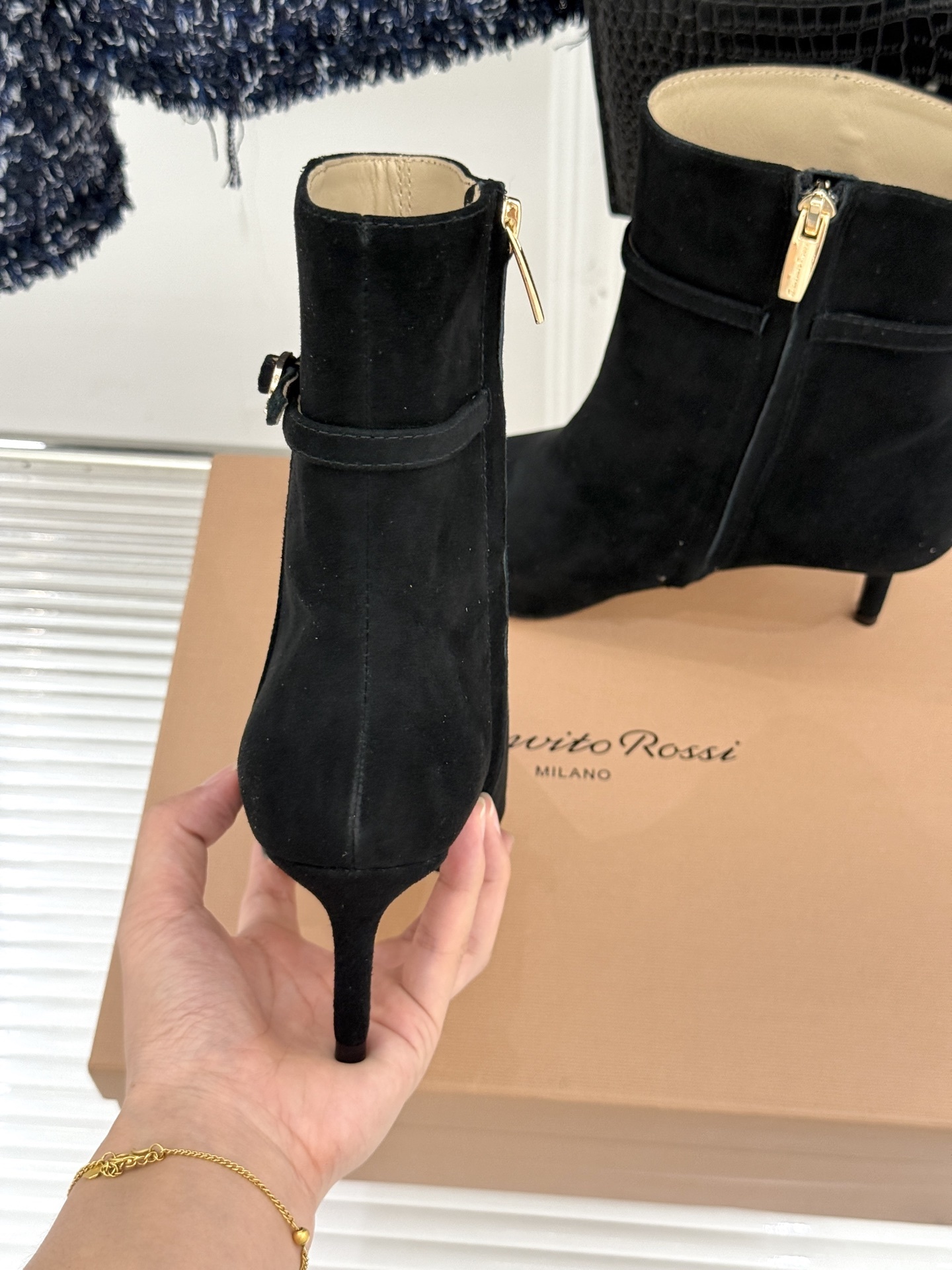 Gianvitorossi25WF秋冬新品侧拉链尖头高跟短靴当极简美学邂逅意式匠心这款短靴就此成为你鞋柜