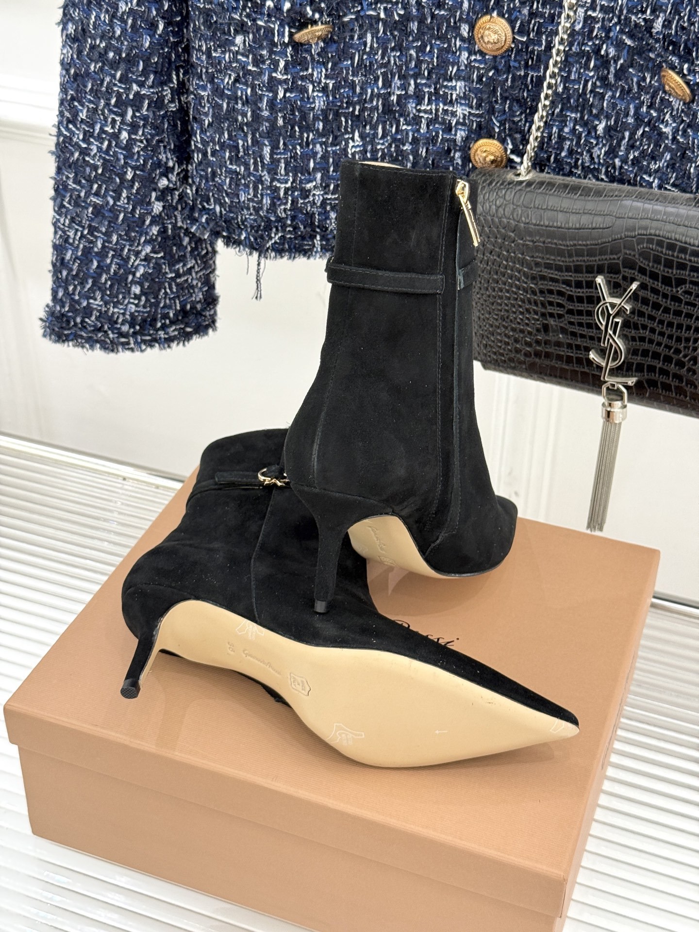 Gianvitorossi25WF秋冬新品侧拉链尖头高跟短靴当极简美学邂逅意式匠心这款短靴就此成为你鞋柜