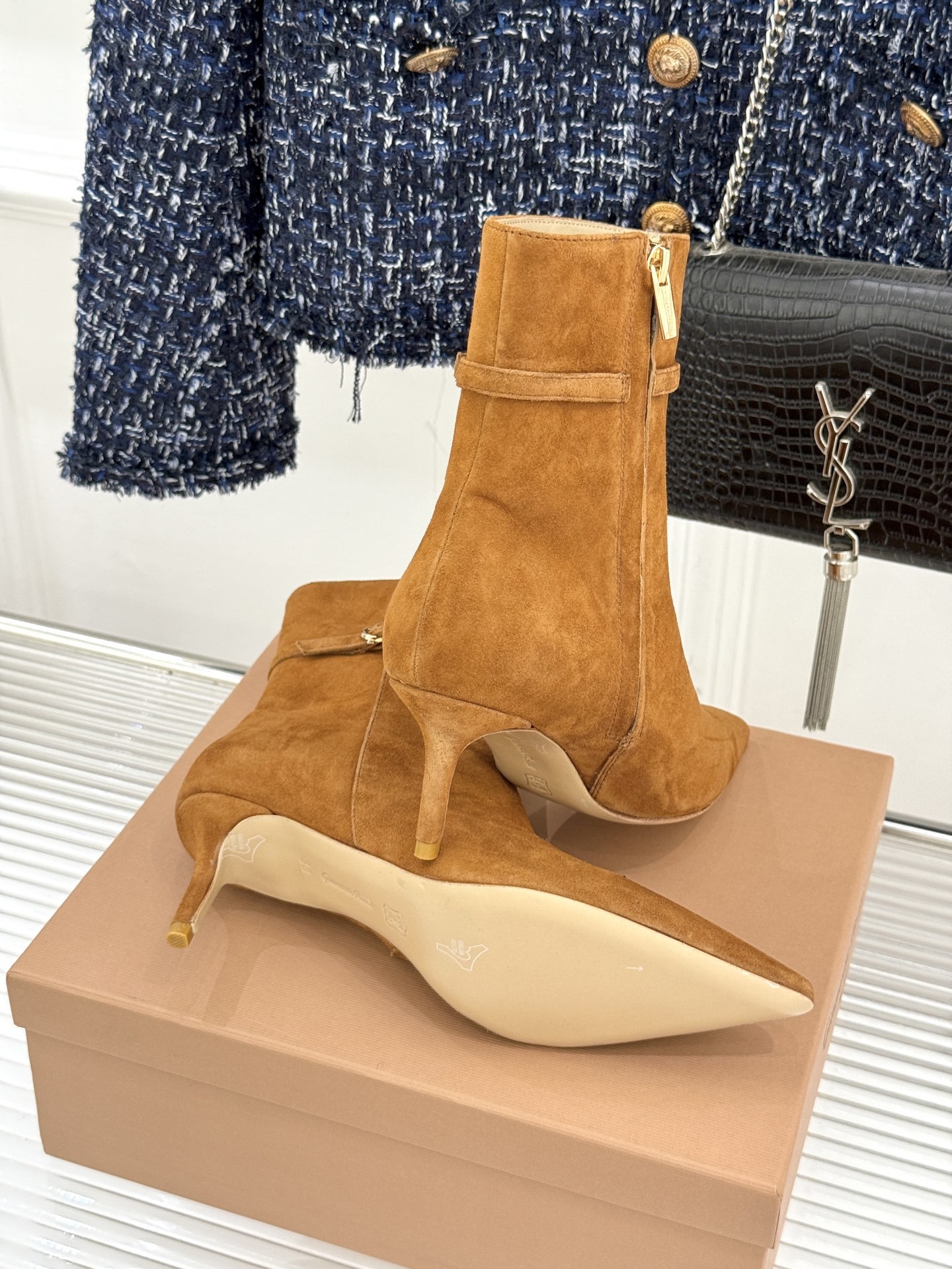 Gianvitorossi25WF秋冬新品侧拉链尖头高跟短靴当极简美学邂逅意式匠心这款短靴就此成为你鞋柜