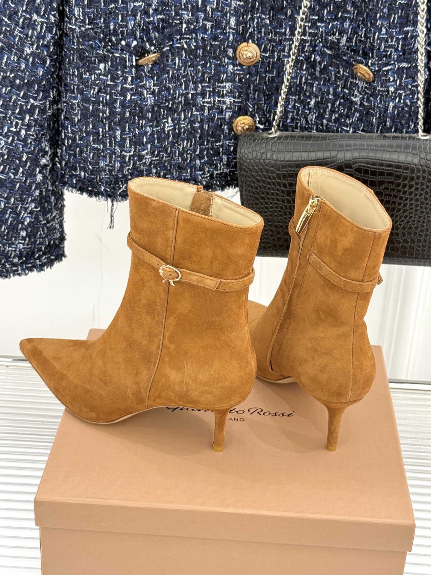Gianvitorossi25WF秋冬新品侧拉链尖头高跟短靴当极简美学邂逅意式匠心这款短靴就此成为你鞋柜