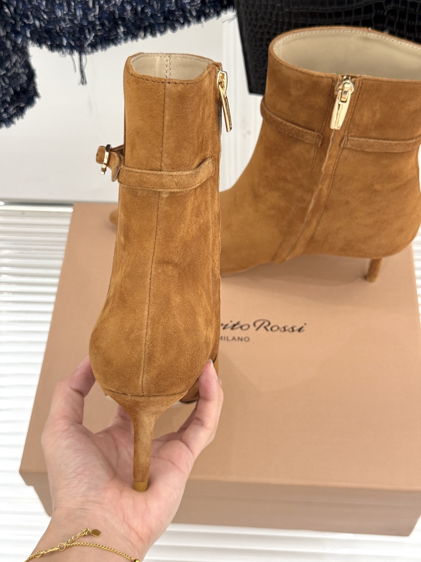 Gianvitorossi25WF秋冬新品侧拉链尖头高跟短靴当极简美学邂逅意式匠心这款短靴就此成为你鞋柜