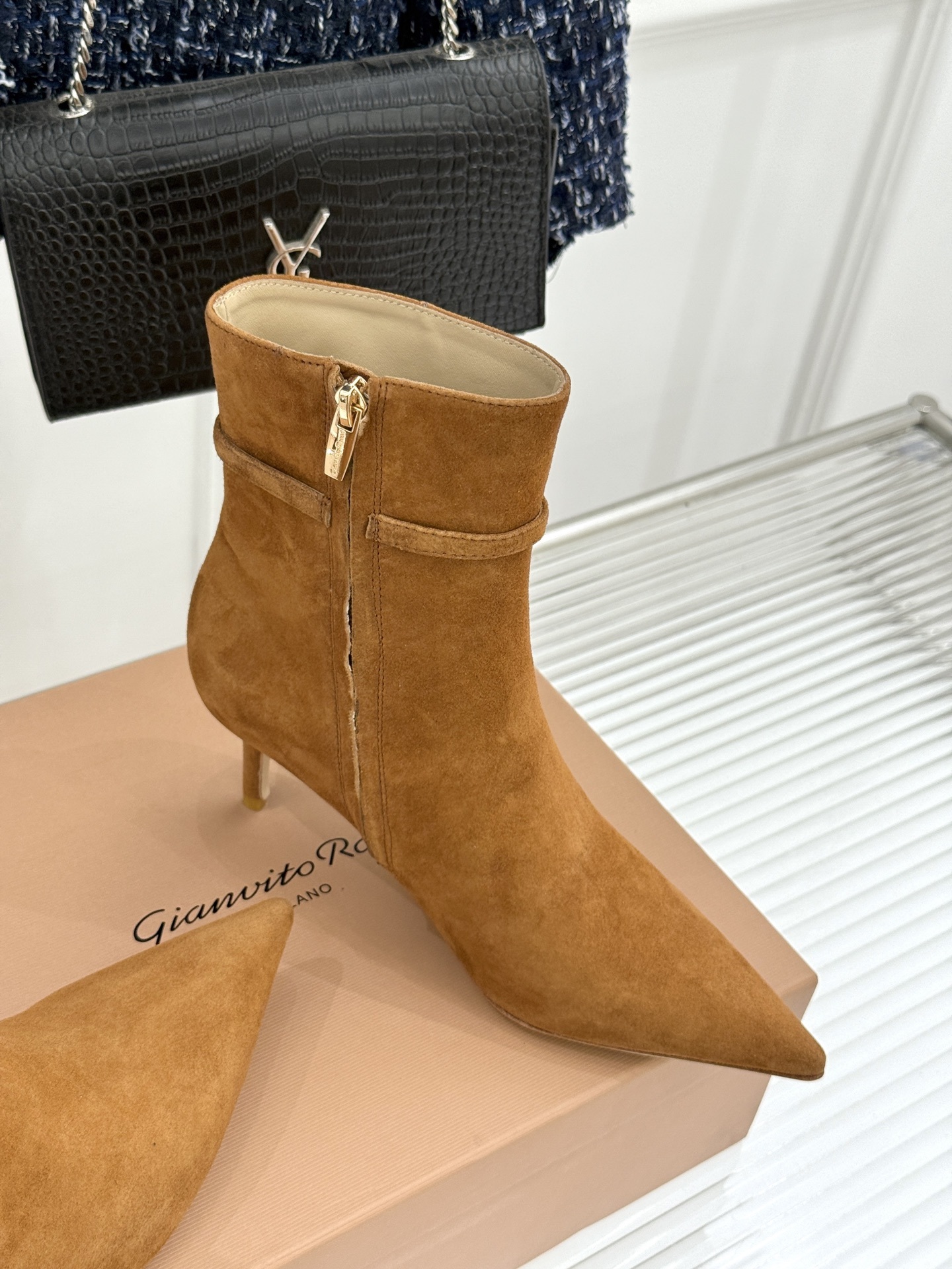 Gianvitorossi25WF秋冬新品侧拉链尖头高跟短靴当极简美学邂逅意式匠心这款短靴就此成为你鞋柜