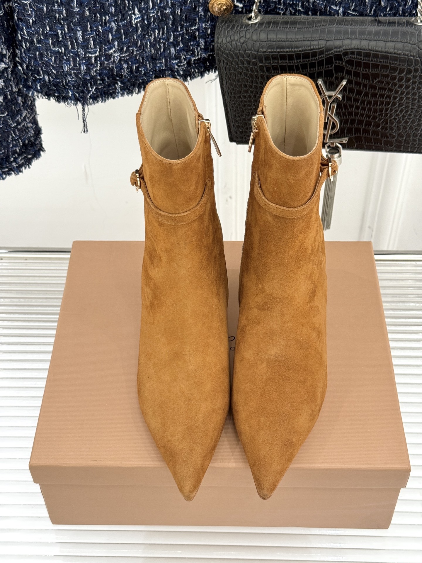 Gianvitorossi25WF秋冬新品侧拉链尖头高跟短靴当极简美学邂逅意式匠心这款短靴就此成为你鞋柜