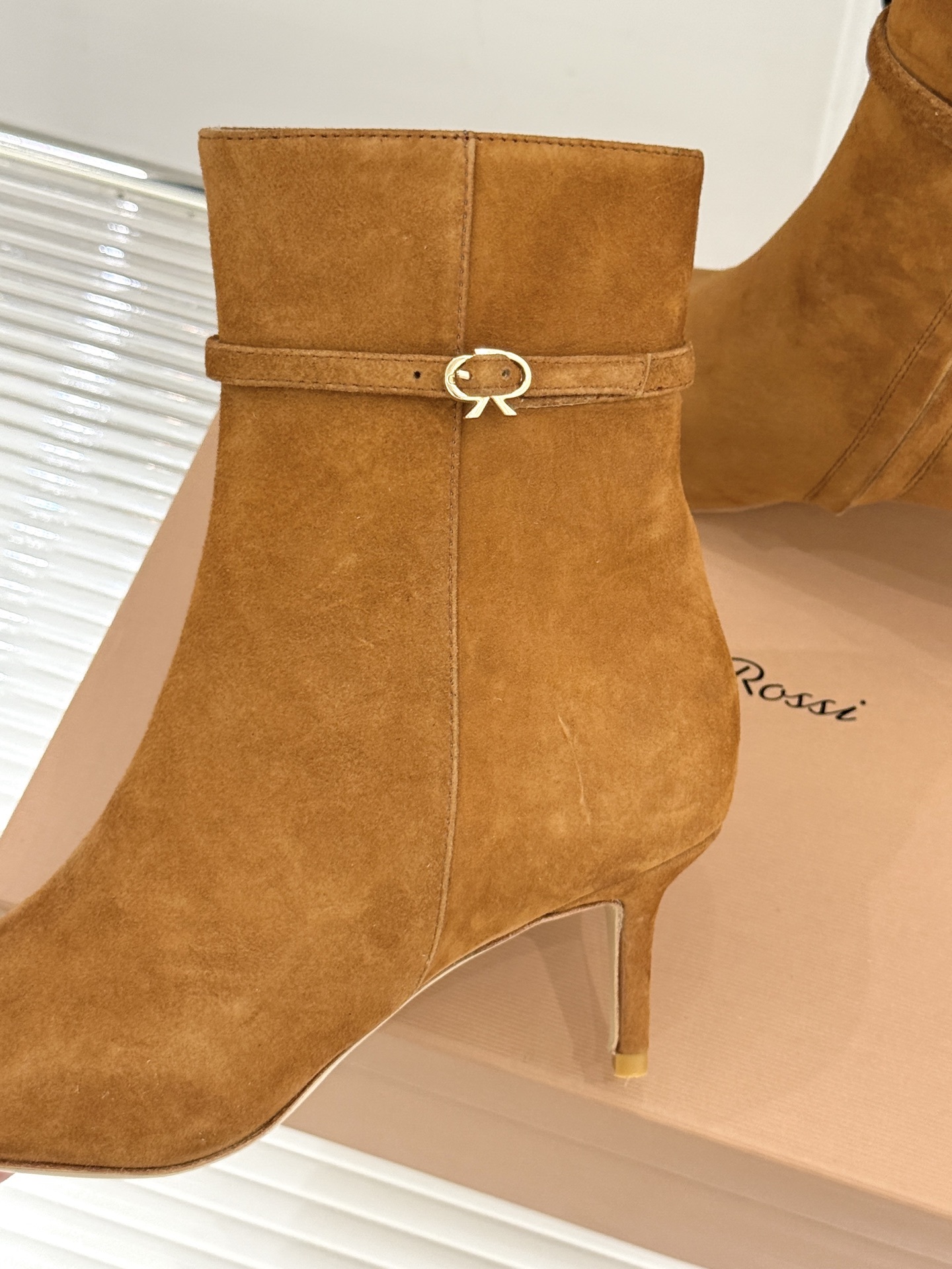 Gianvitorossi25WF秋冬新品侧拉链尖头高跟短靴当极简美学邂逅意式匠心这款短靴就此成为你鞋柜