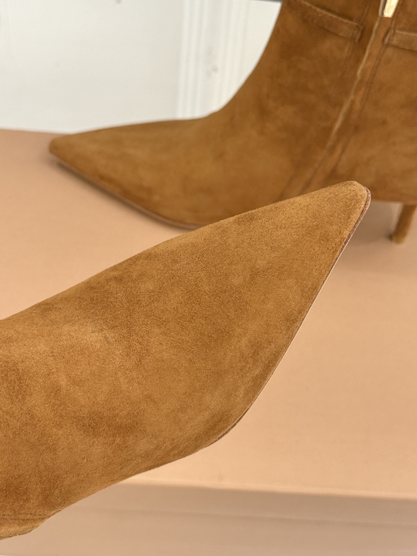 Gianvitorossi25WF秋冬新品侧拉链尖头高跟短靴当极简美学邂逅意式匠心这款短靴就此成为你鞋柜