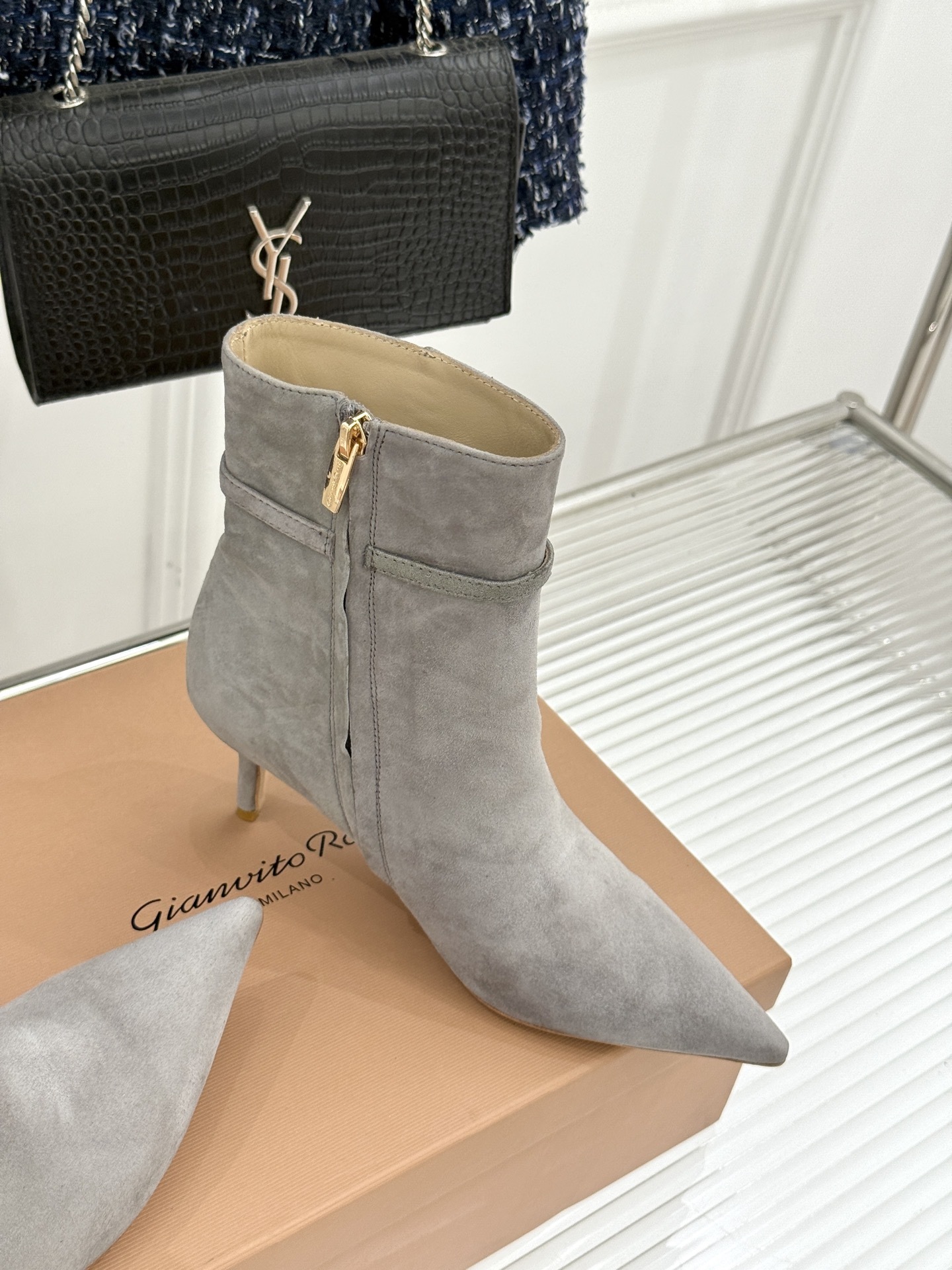 Gianvitorossi25WF秋冬新品侧拉链尖头高跟短靴当极简美学邂逅意式匠心这款短靴就此成为你鞋柜
