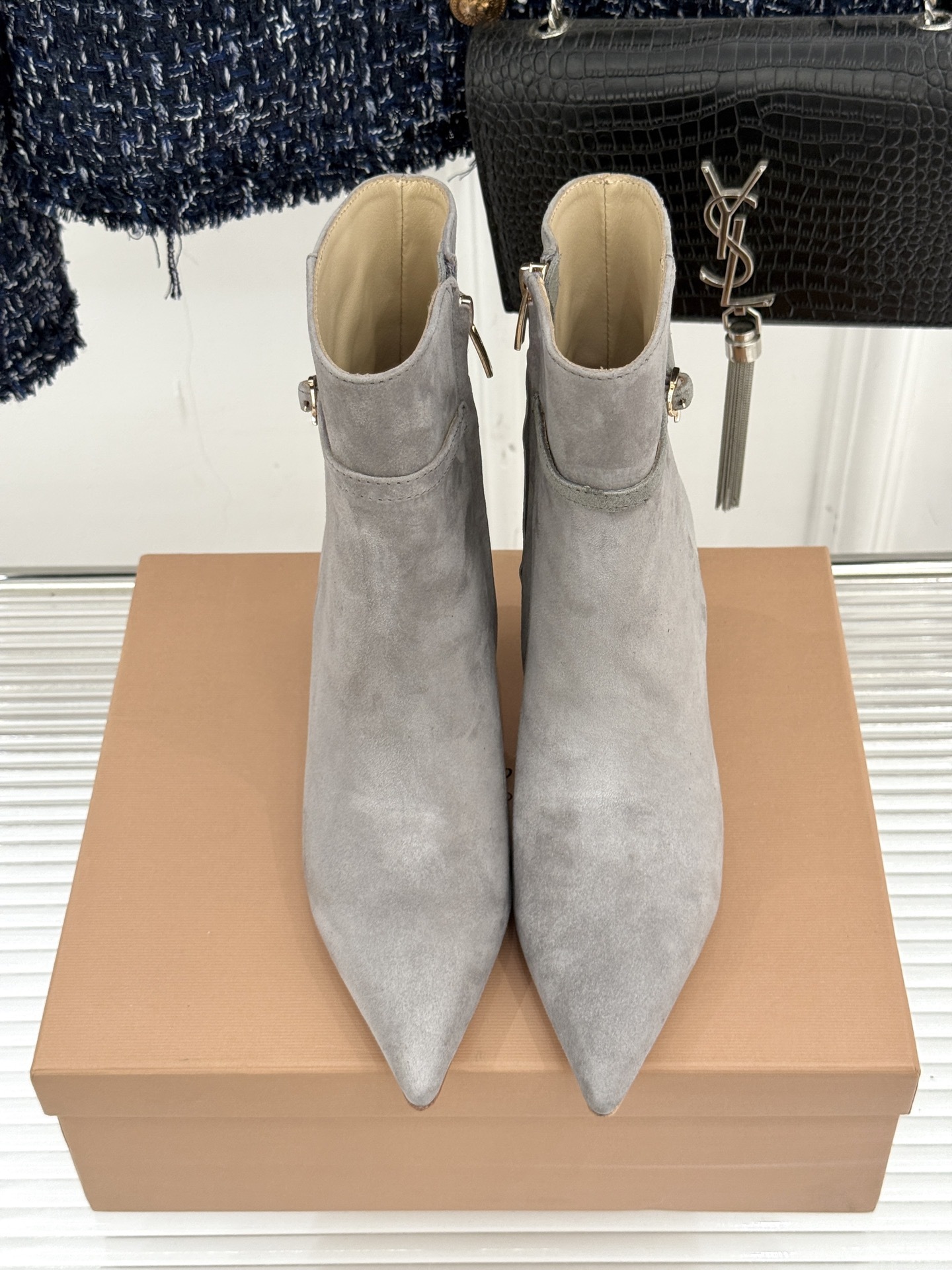 Gianvitorossi25WF秋冬新品侧拉链尖头高跟短靴当极简美学邂逅意式匠心这款短靴就此成为你鞋柜