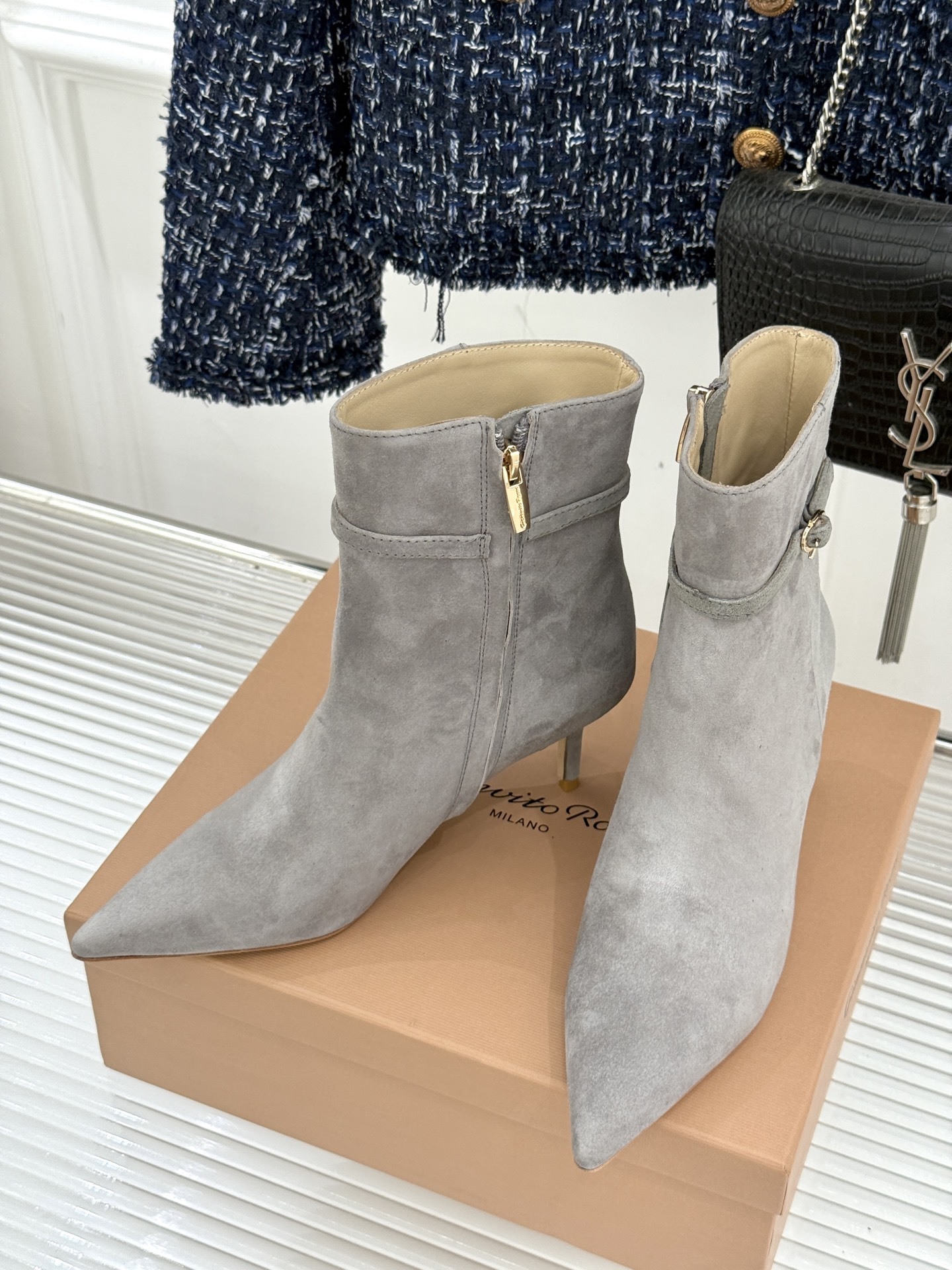 Gianvitorossi25WF秋冬新品侧拉链尖头高跟短靴当极简美学邂逅意式匠心这款短靴就此成为你鞋柜