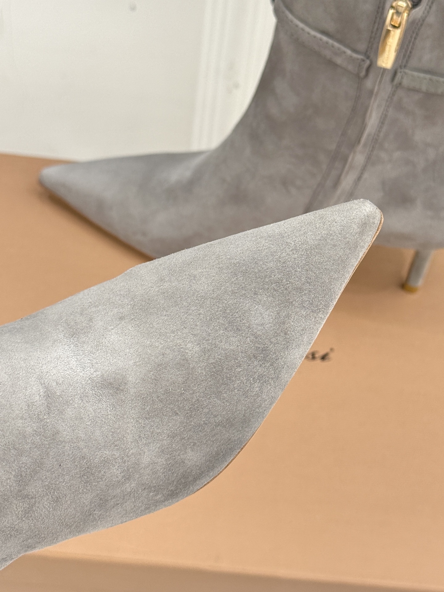 Gianvitorossi25WF秋冬新品侧拉链尖头高跟短靴当极简美学邂逅意式匠心这款短靴就此成为你鞋柜