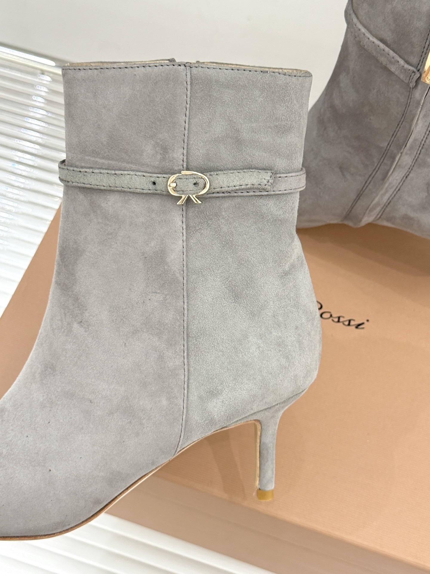 Gianvitorossi25WF秋冬新品侧拉链尖头高跟短靴当极简美学邂逅意式匠心这款短靴就此成为你鞋柜