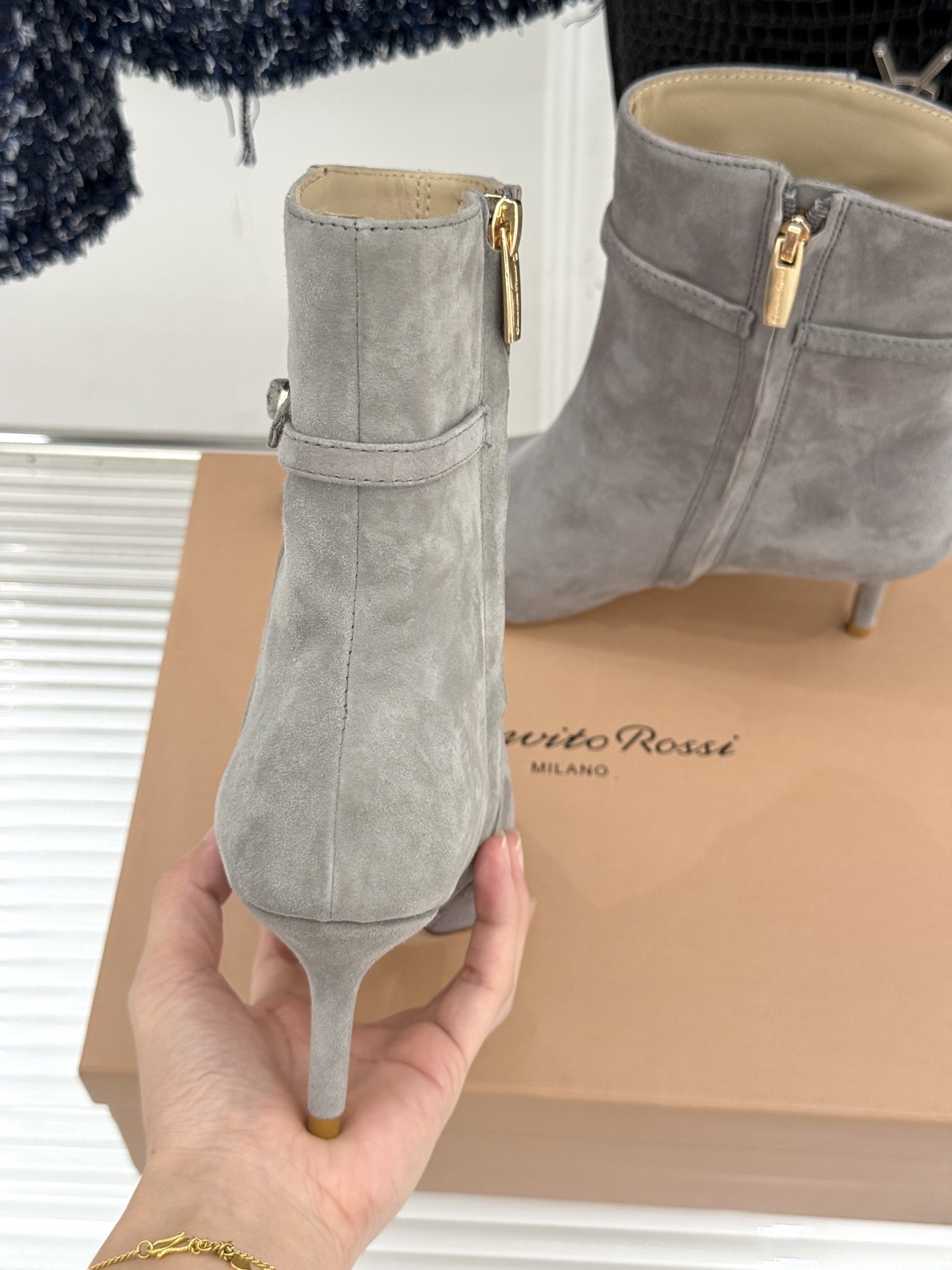 Gianvitorossi25WF秋冬新品侧拉链尖头高跟短靴当极简美学邂逅意式匠心这款短靴就此成为你鞋柜