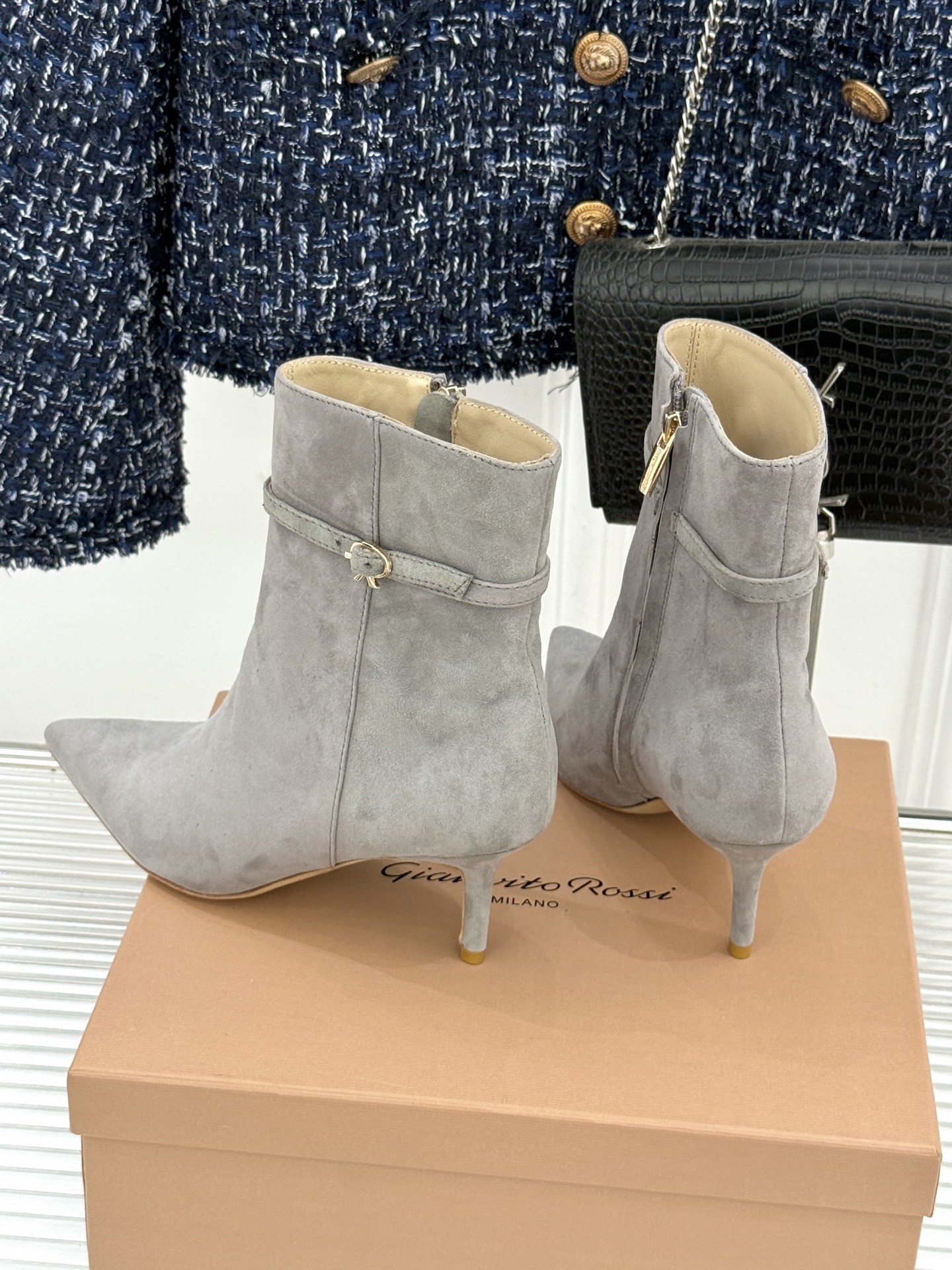 Gianvitorossi25WF秋冬新品侧拉链尖头高跟短靴当极简美学邂逅意式匠心这款短靴就此成为你鞋柜