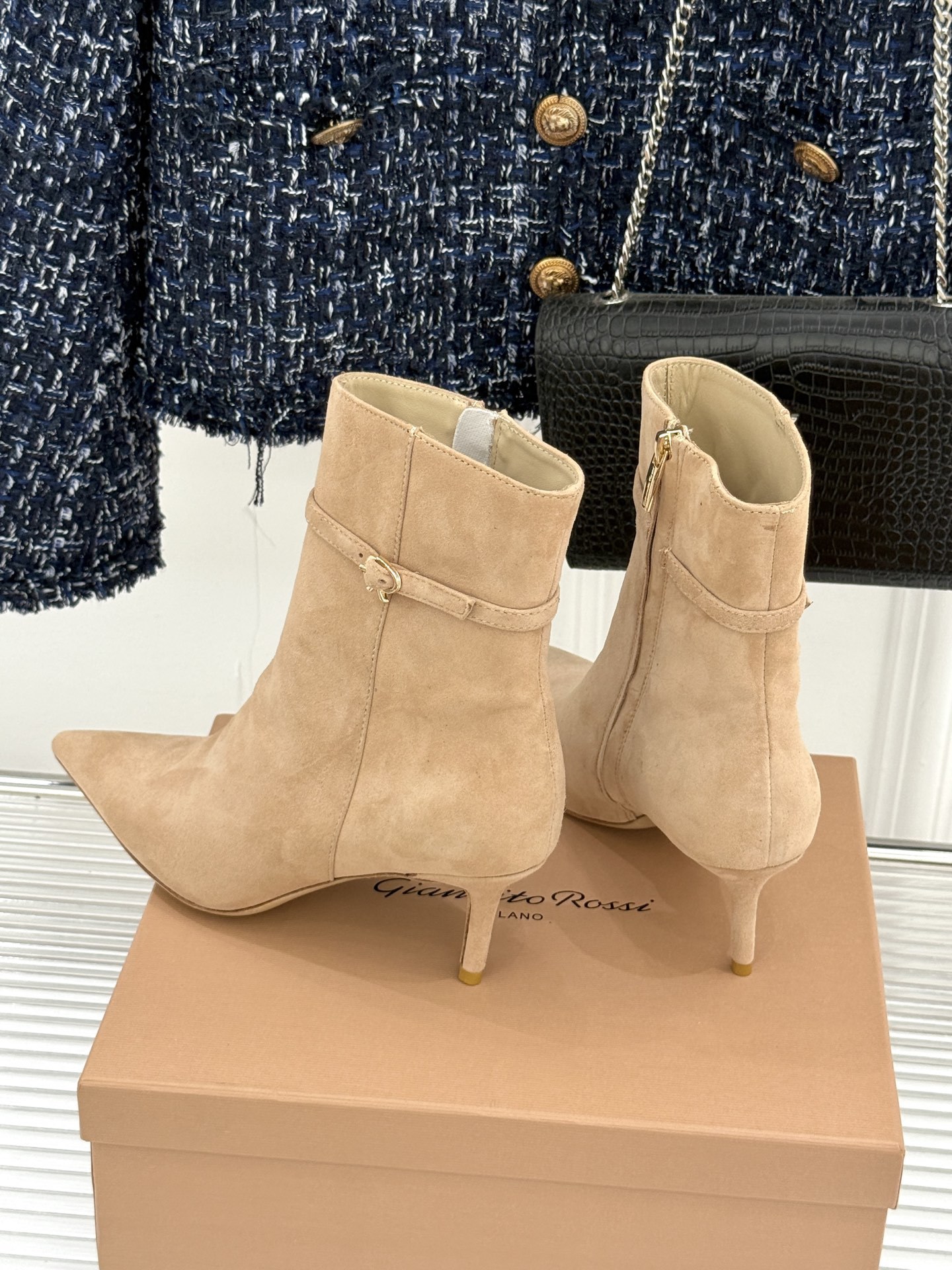 Gianvitorossi25WF秋冬新品侧拉链尖头高跟短靴当极简美学邂逅意式匠心这款短靴就此成为你鞋柜