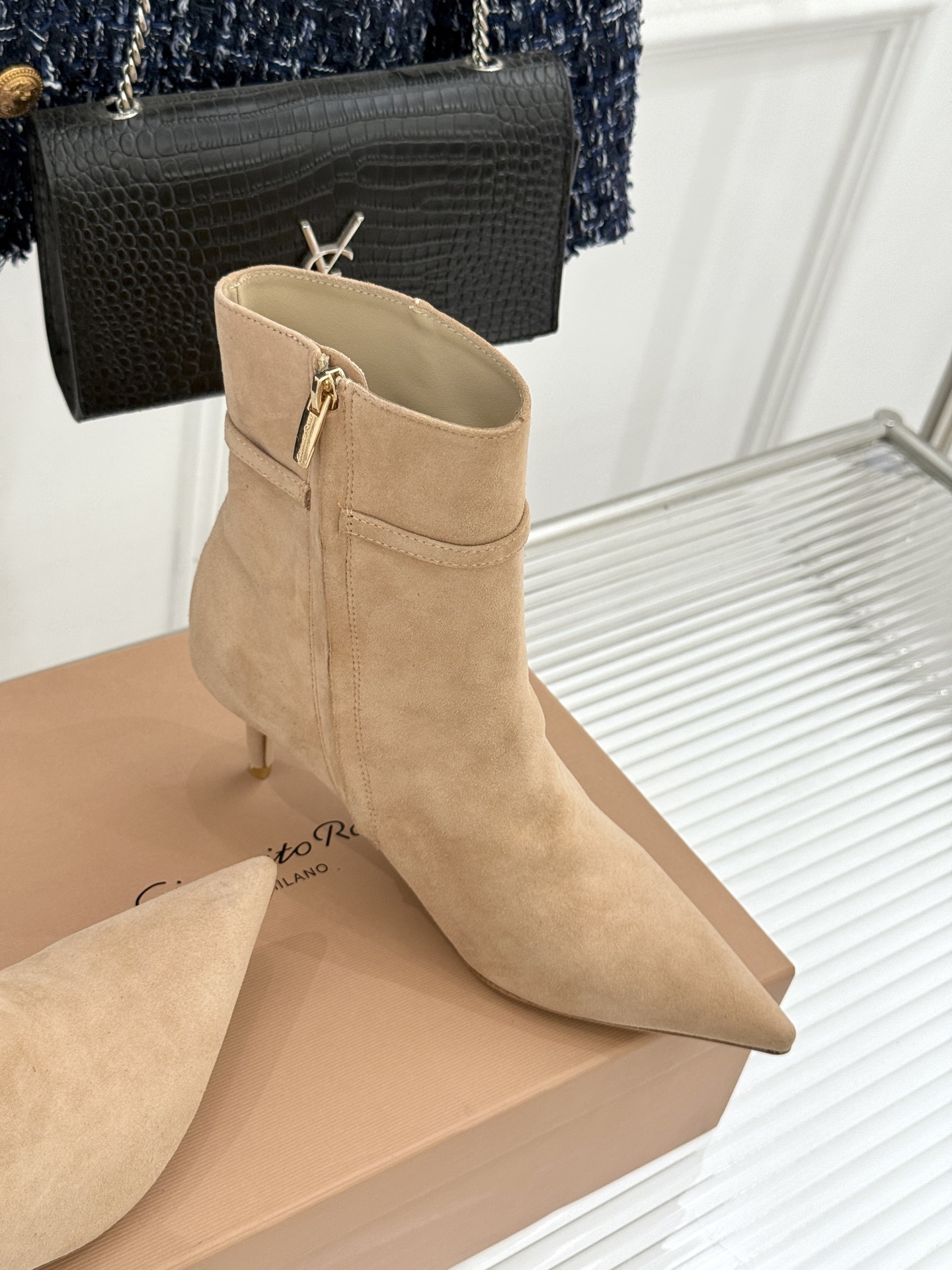 Gianvitorossi25WF秋冬新品侧拉链尖头高跟短靴当极简美学邂逅意式匠心这款短靴就此成为你鞋柜