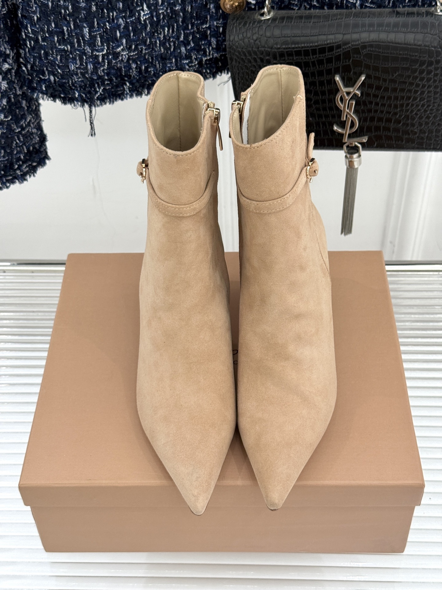 Gianvitorossi25WF秋冬新品侧拉链尖头高跟短靴当极简美学邂逅意式匠心这款短靴就此成为你鞋柜