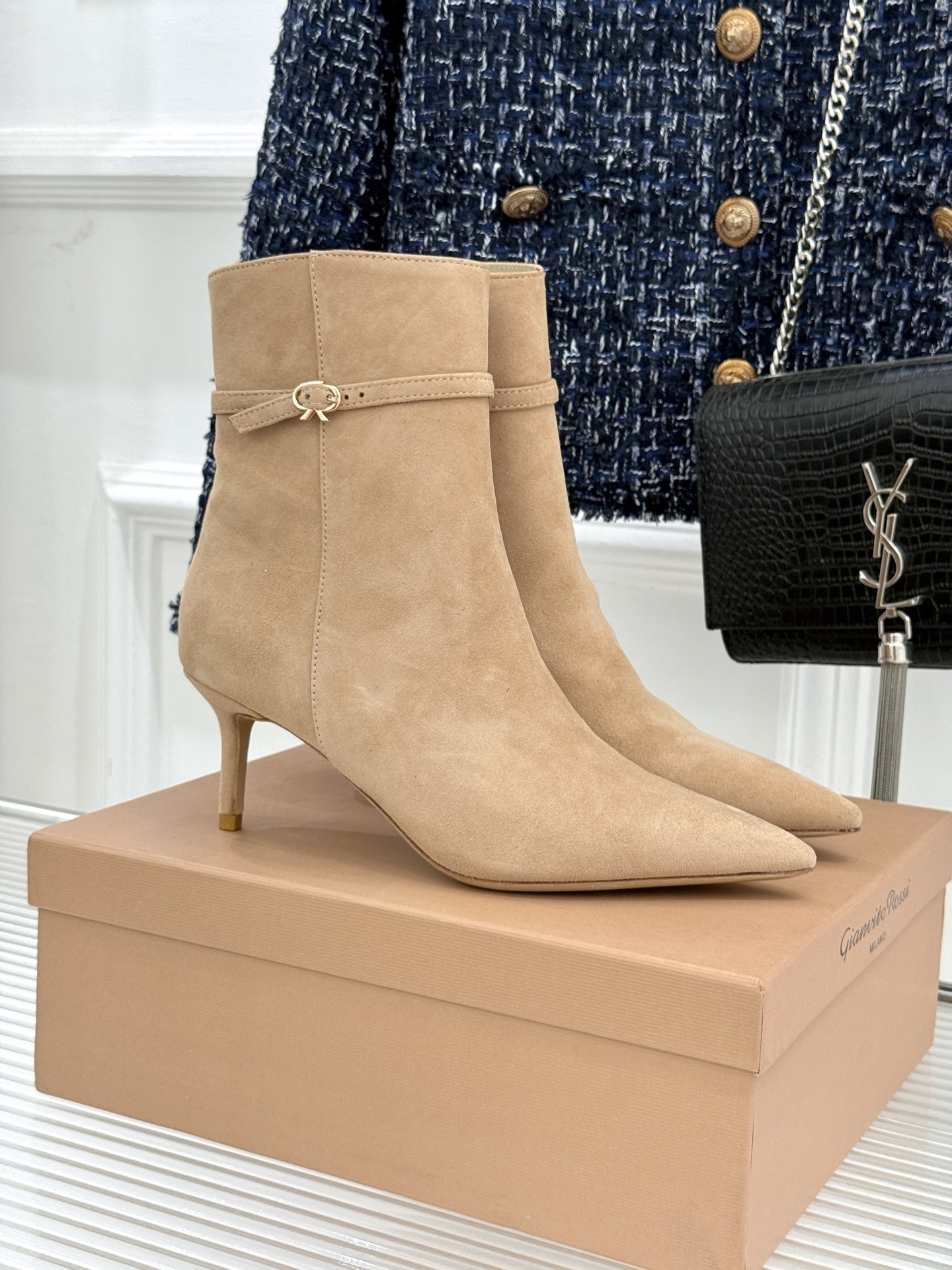 Gianvitorossi25WF秋冬新品侧拉链尖头高跟短靴当极简美学邂逅意式匠心这款短靴就此成为你鞋柜
