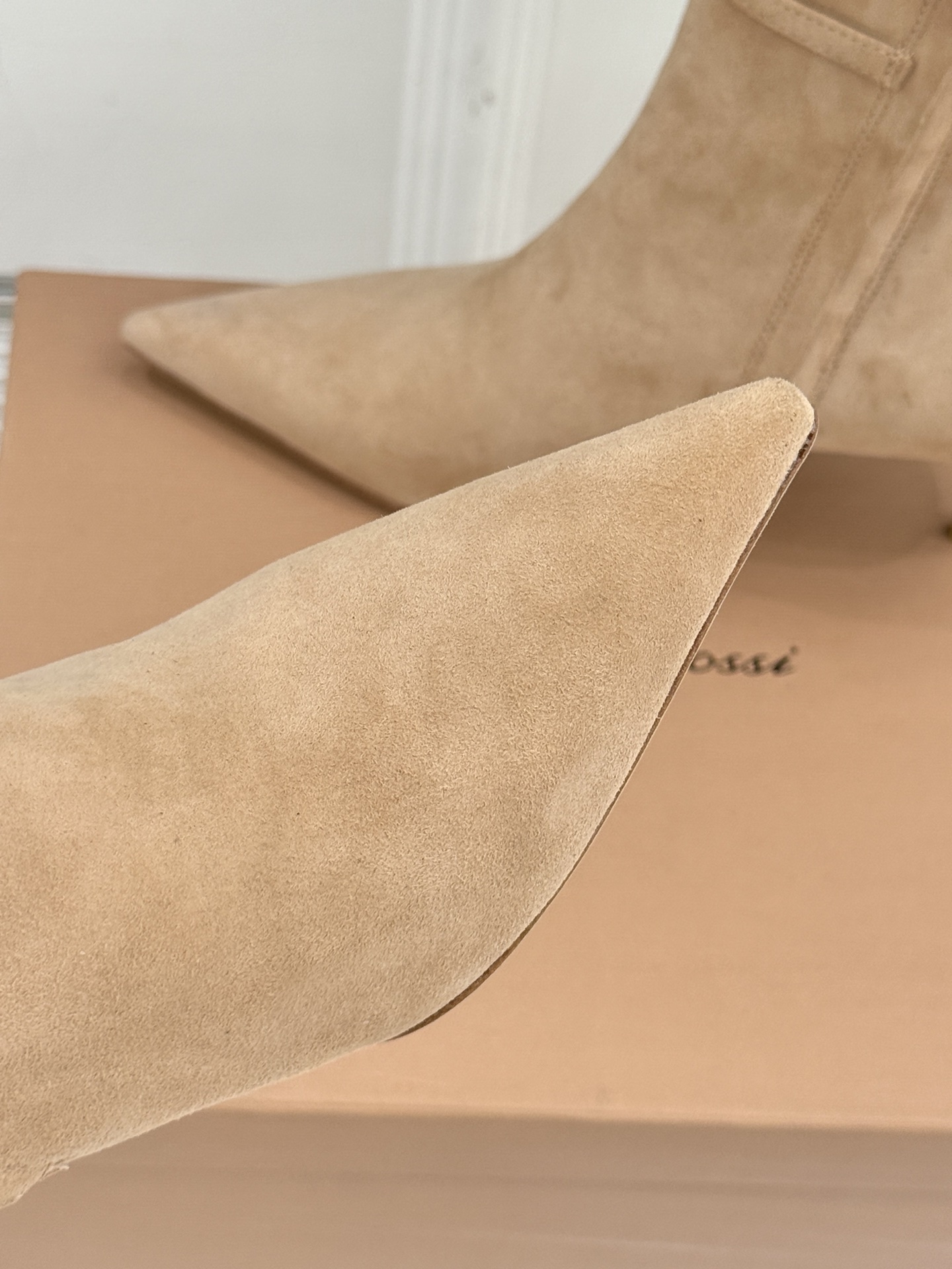 Gianvitorossi25WF秋冬新品侧拉链尖头高跟短靴当极简美学邂逅意式匠心这款短靴就此成为你鞋柜