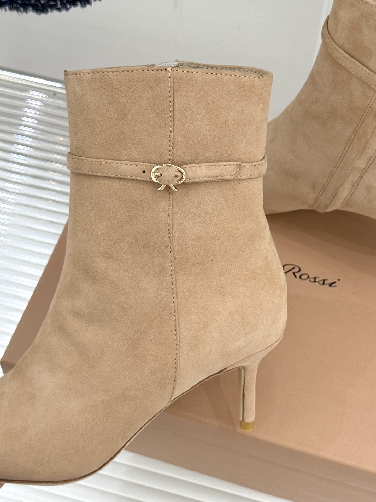 Gianvitorossi25WF秋冬新品侧拉链尖头高跟短靴当极简美学邂逅意式匠心这款短靴就此成为你鞋柜