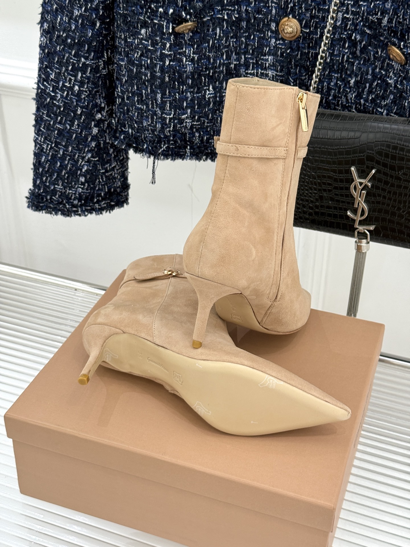 Gianvitorossi25WF秋冬新品侧拉链尖头高跟短靴当极简美学邂逅意式匠心这款短靴就此成为你鞋柜