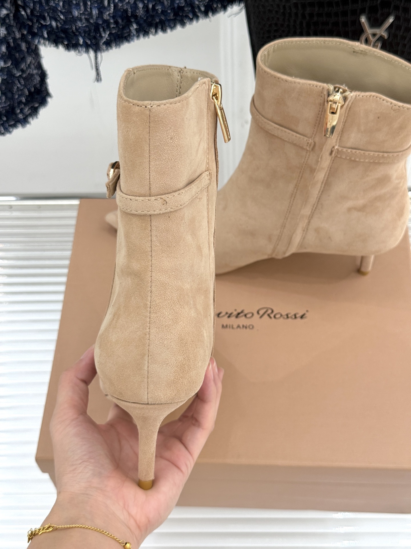 Gianvitorossi25WF秋冬新品侧拉链尖头高跟短靴当极简美学邂逅意式匠心这款短靴就此成为你鞋柜