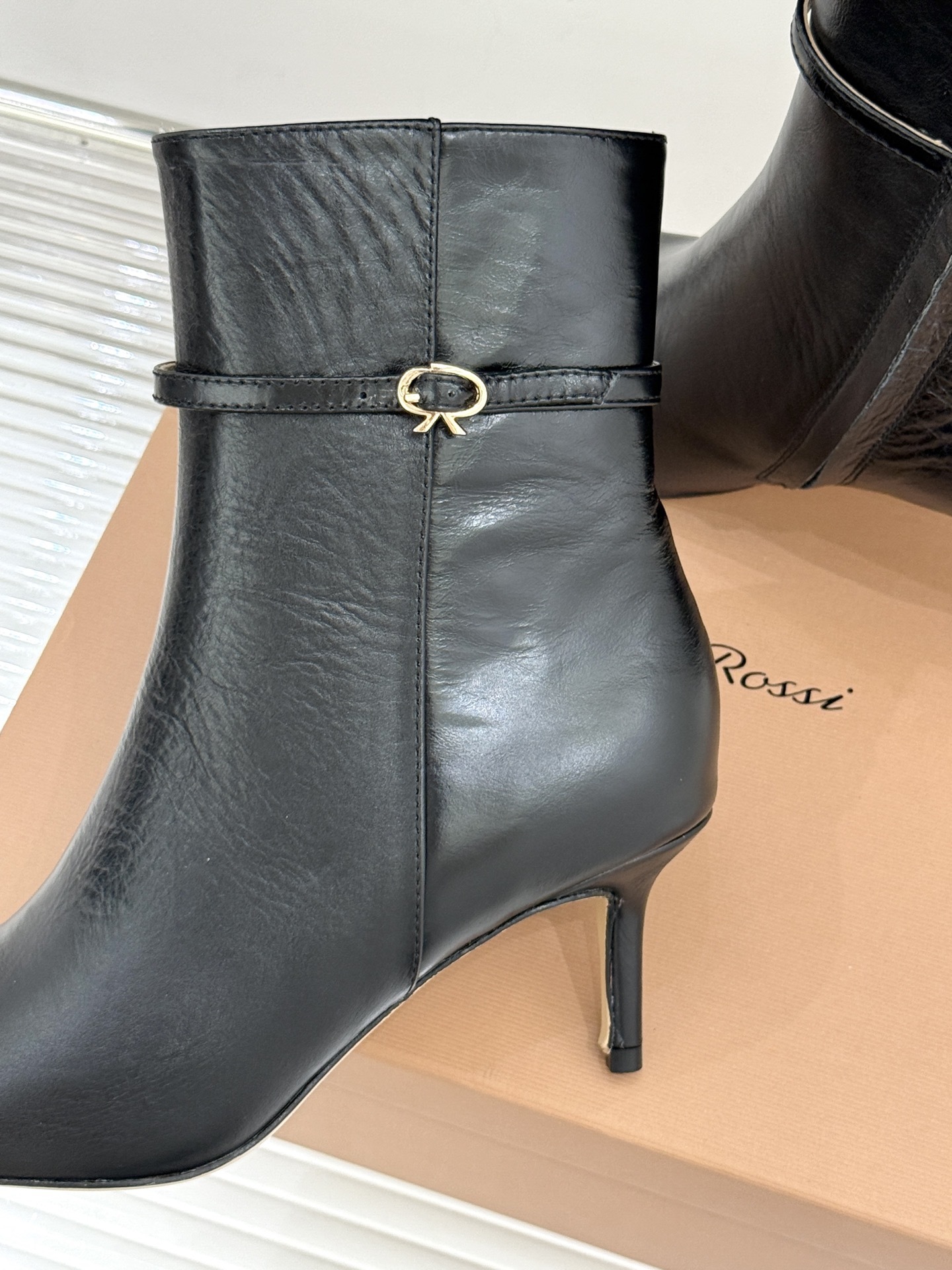 Gianvitorossi25WF秋冬新品侧拉链尖头高跟短靴当极简美学邂逅意式匠心这款短靴就此成为你鞋柜