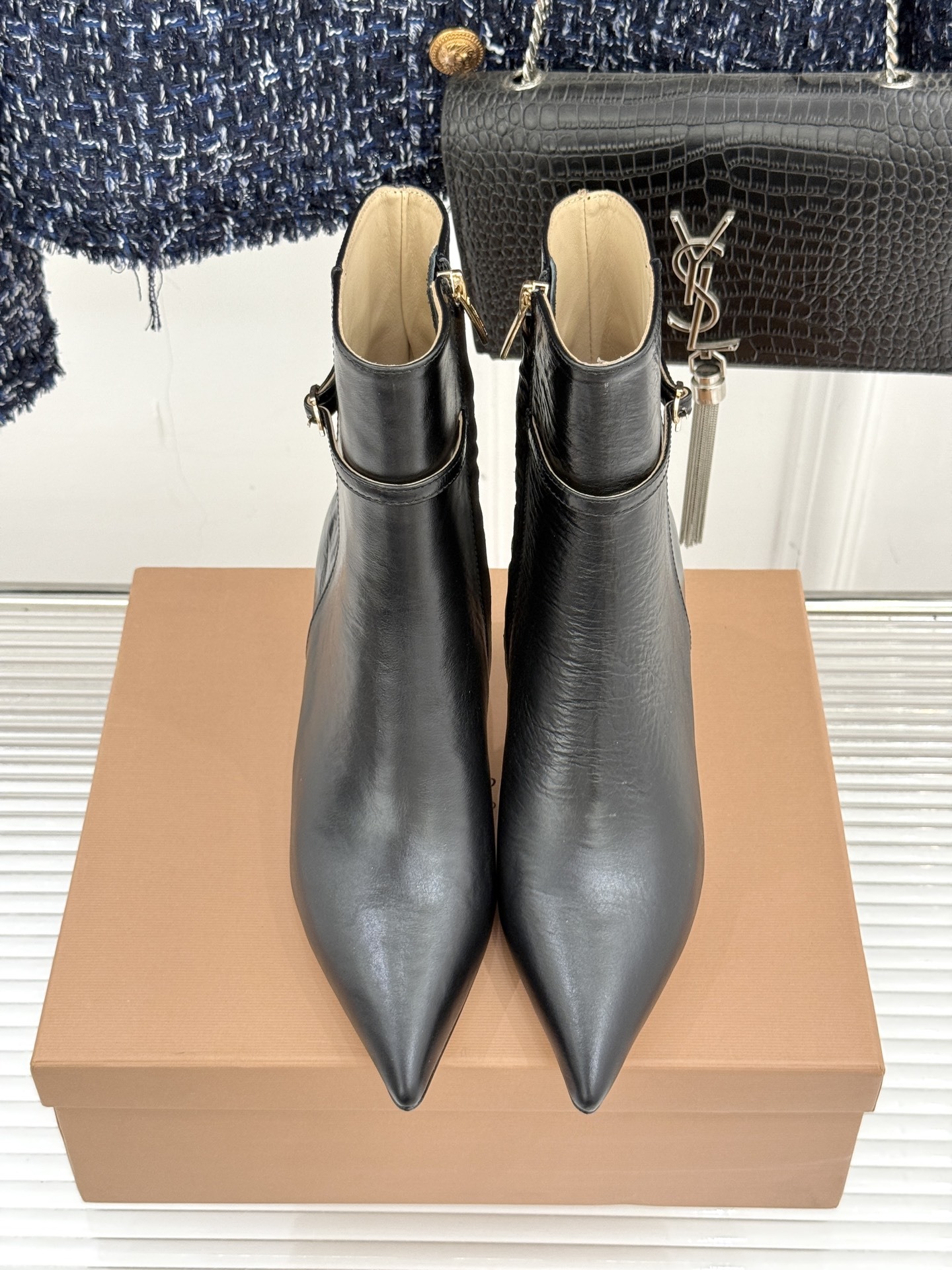 Gianvitorossi25WF秋冬新品侧拉链尖头高跟短靴当极简美学邂逅意式匠心这款短靴就此成为你鞋柜