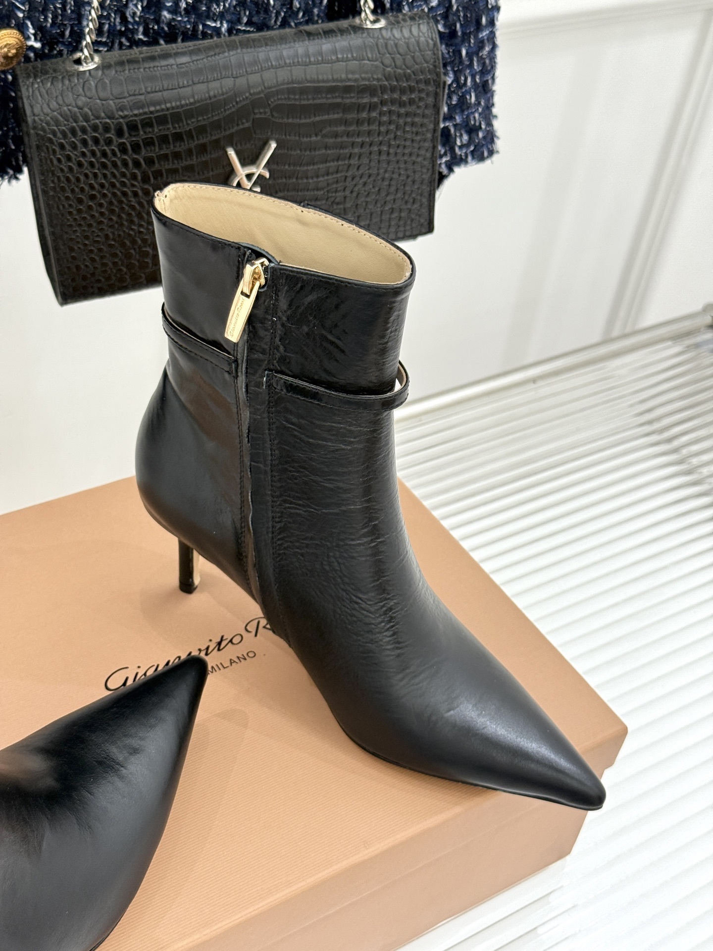 Gianvitorossi25WF秋冬新品侧拉链尖头高跟短靴当极简美学邂逅意式匠心这款短靴就此成为你鞋柜