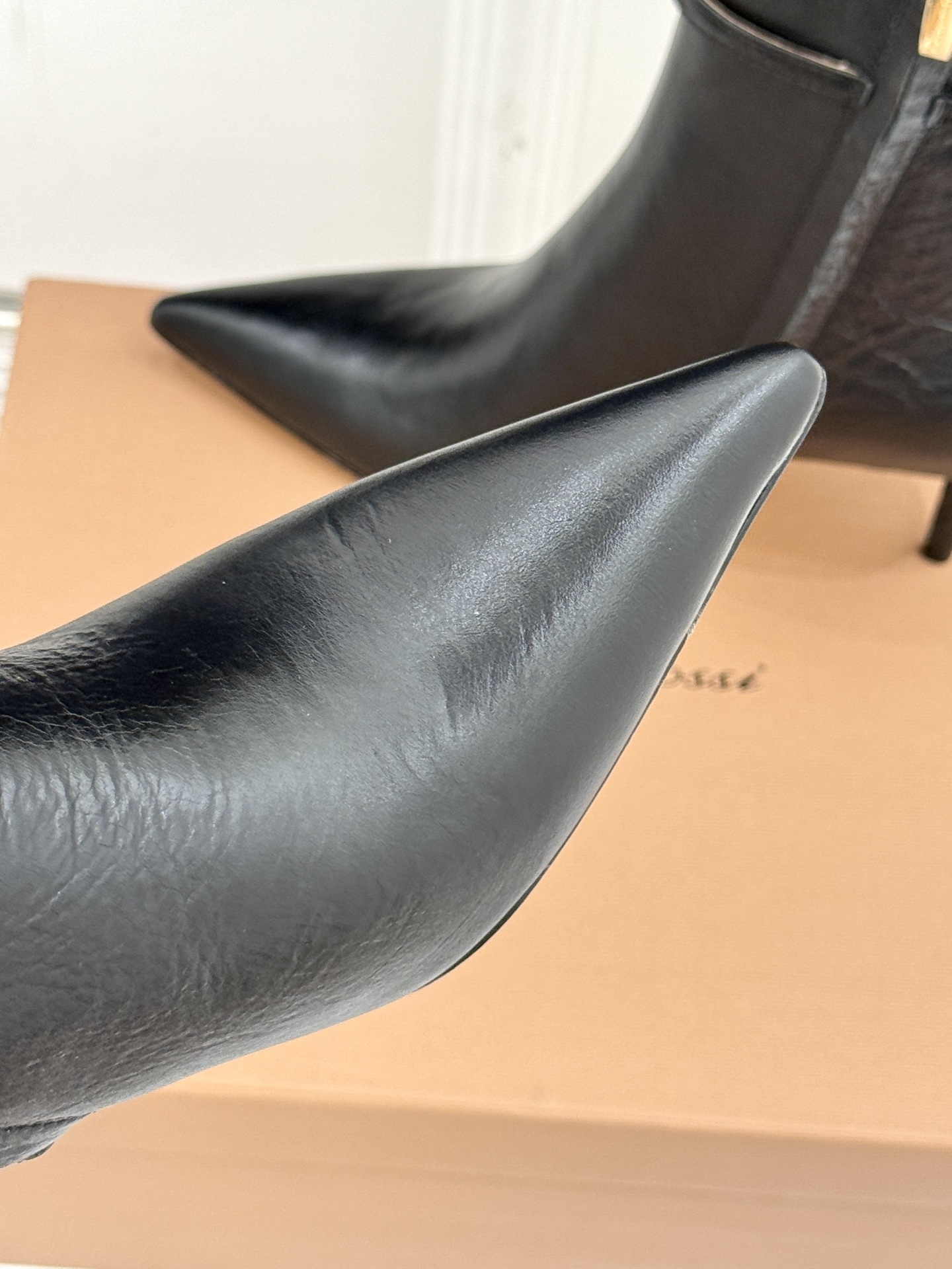 Gianvitorossi25WF秋冬新品侧拉链尖头高跟短靴当极简美学邂逅意式匠心这款短靴就此成为你鞋柜