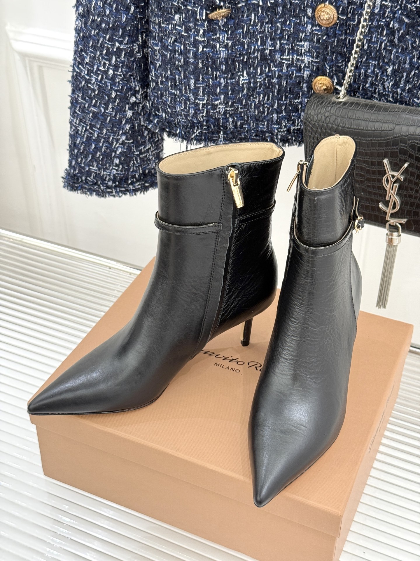 Gianvitorossi25WF秋冬新品侧拉链尖头高跟短靴当极简美学邂逅意式匠心这款短靴就此成为你鞋柜