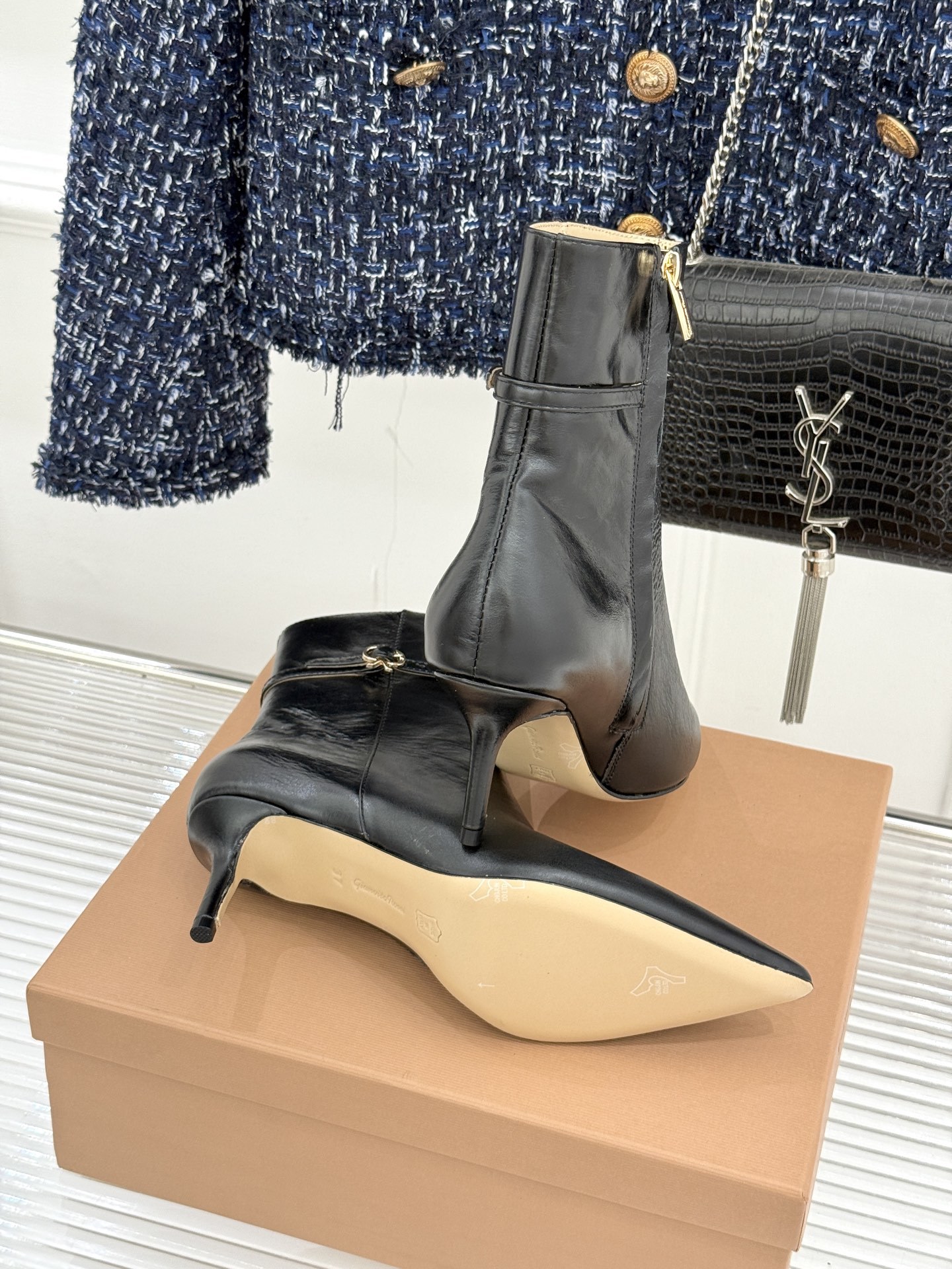 Gianvitorossi25WF秋冬新品侧拉链尖头高跟短靴当极简美学邂逅意式匠心这款短靴就此成为你鞋柜