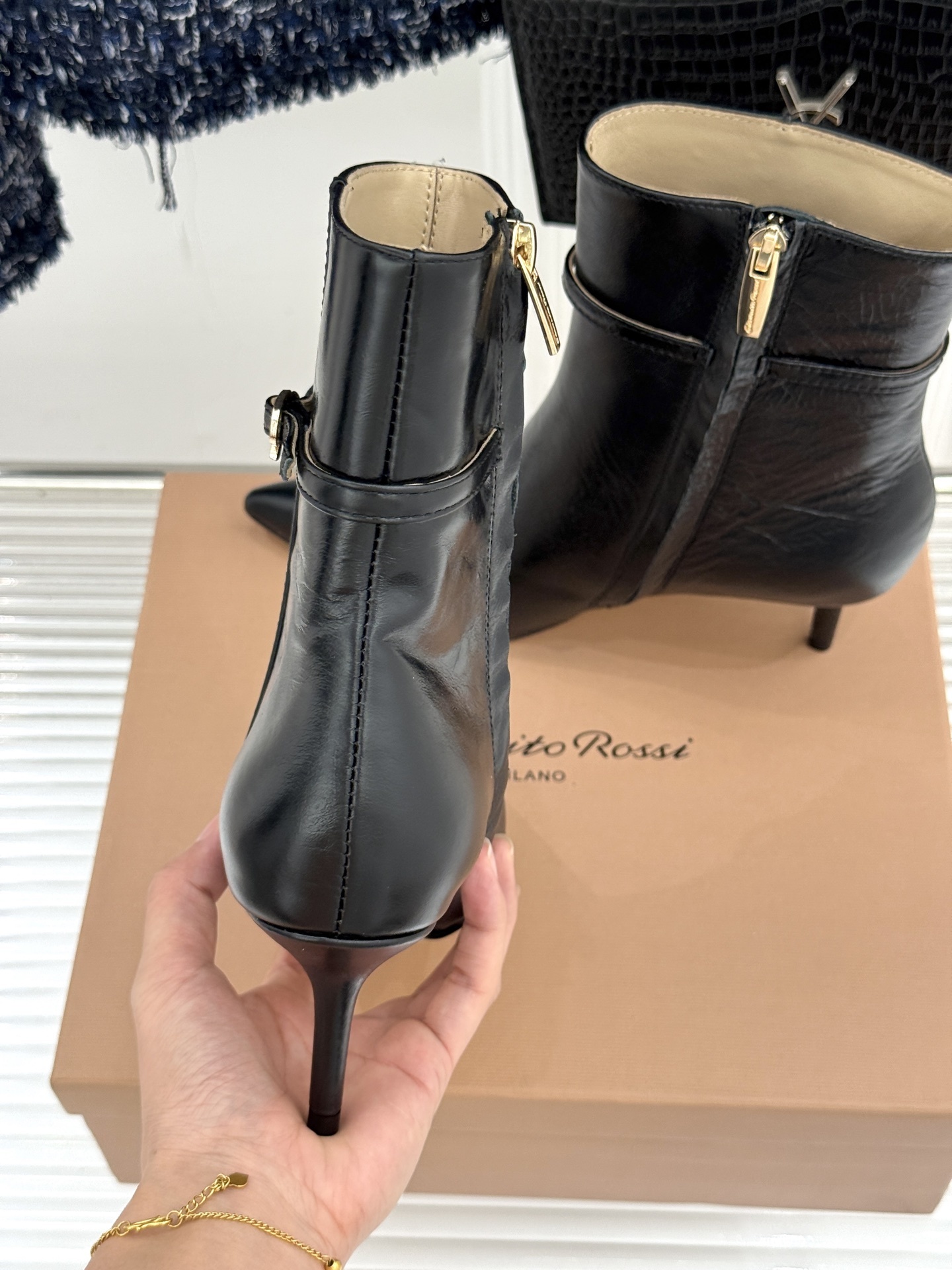 Gianvitorossi25WF秋冬新品侧拉链尖头高跟短靴当极简美学邂逅意式匠心这款短靴就此成为你鞋柜