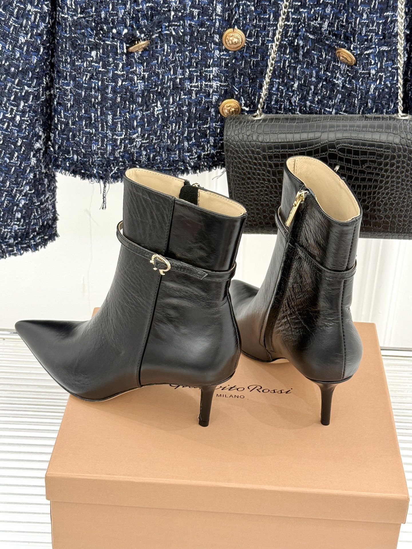 Gianvitorossi25WF秋冬新品侧拉链尖头高跟短靴当极简美学邂逅意式匠心这款短靴就此成为你鞋柜