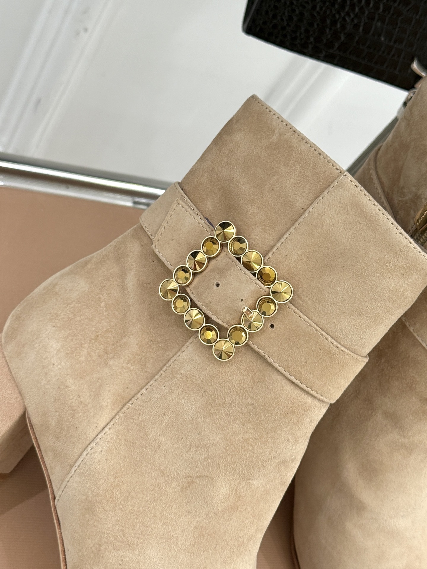 Gianvitorossi25WF金属方扣方头粗跟短靴时髦精的秋冬出街利器时尚达人都在寻觅一双能兼顾舒适